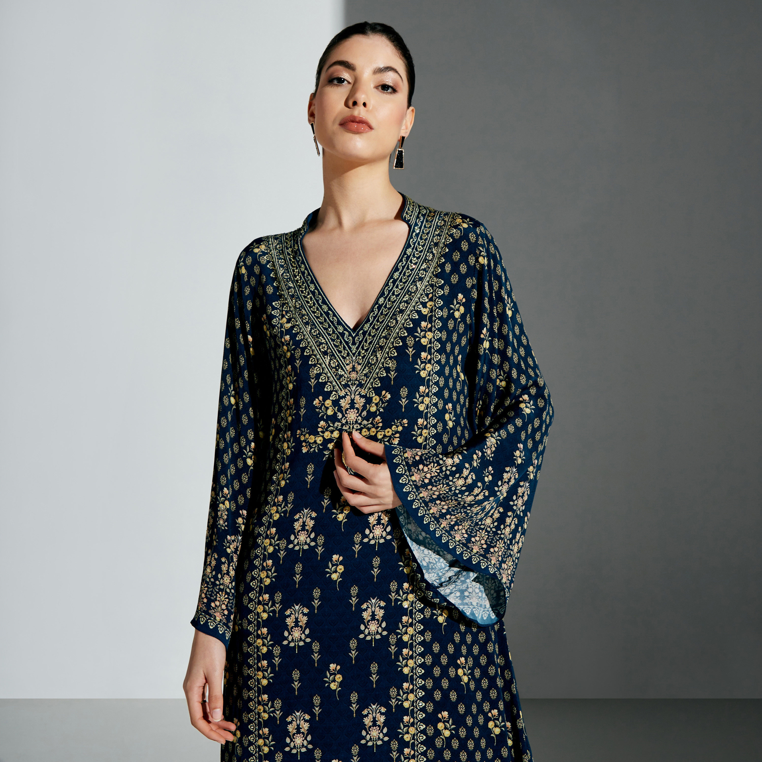 قفطان بياقة v وطبعات من نيرامايا-women-arabicclothing-kaftan-image-9