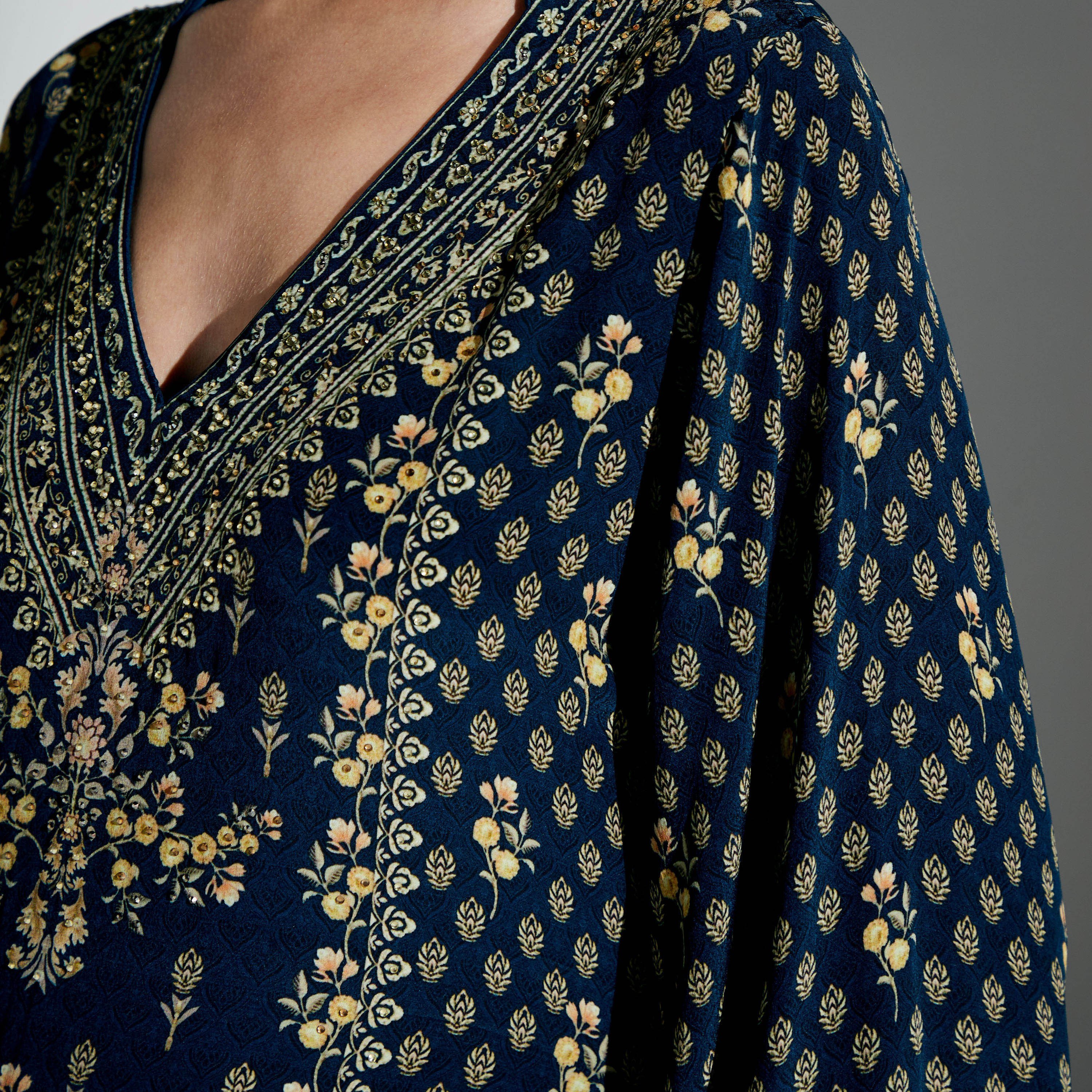 قفطان بياقة v وطبعات من نيرامايا-women-arabicclothing-kaftan-image-8
