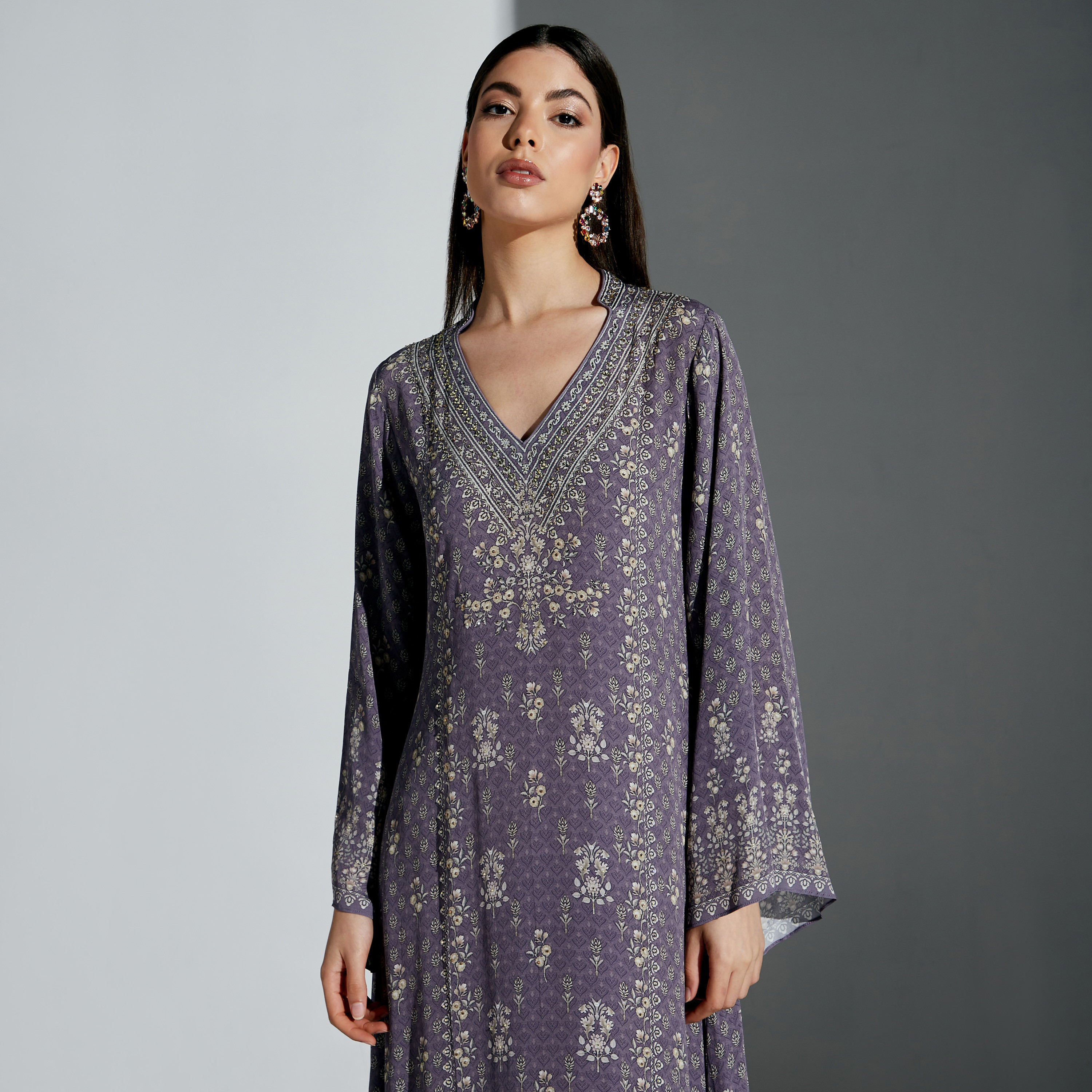 قفطان بياقة v وطبعات من نيرامايا-women-arabicclothing-kaftan-image-4