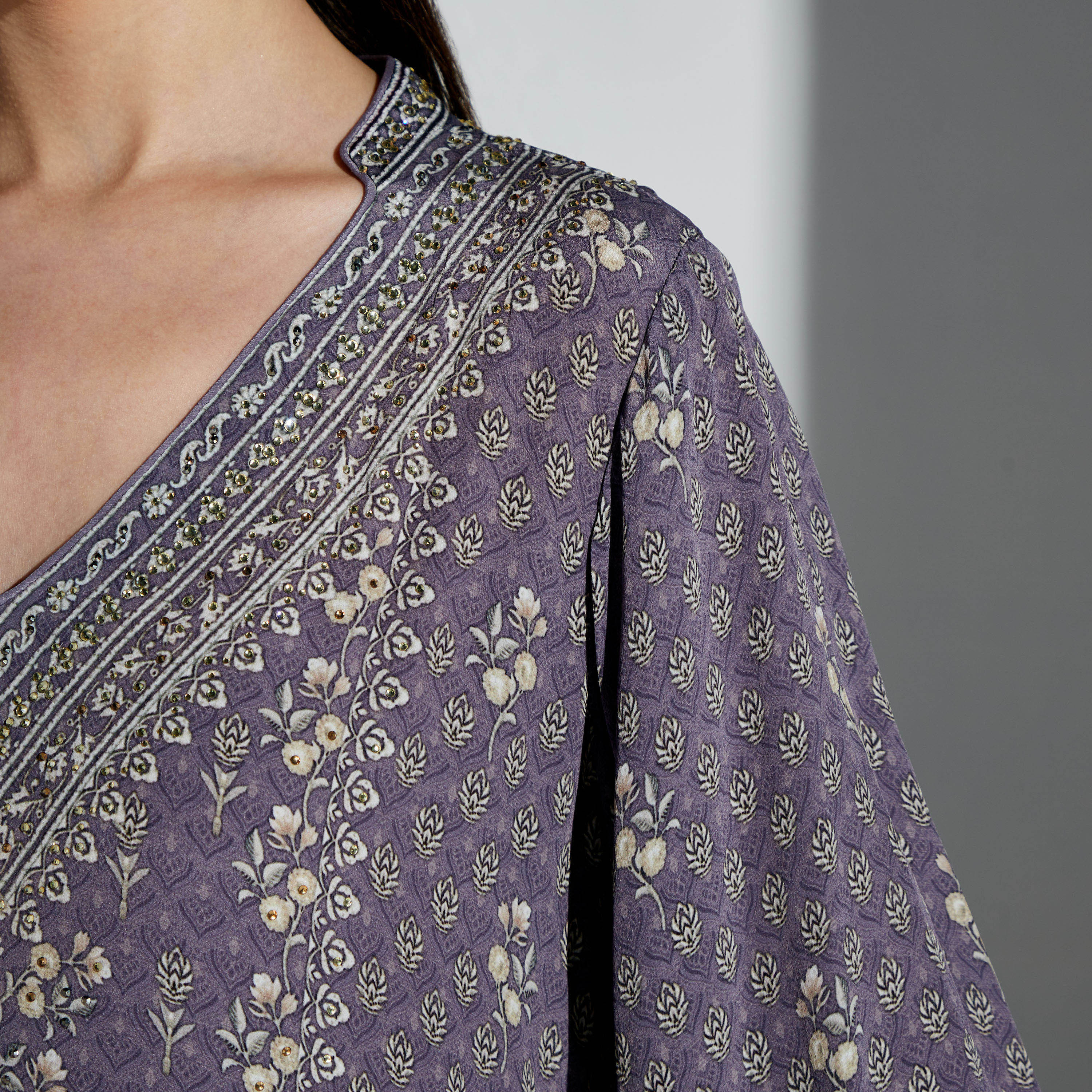 قفطان بياقة v وطبعات من نيرامايا-women-arabicclothing-kaftan-image-3