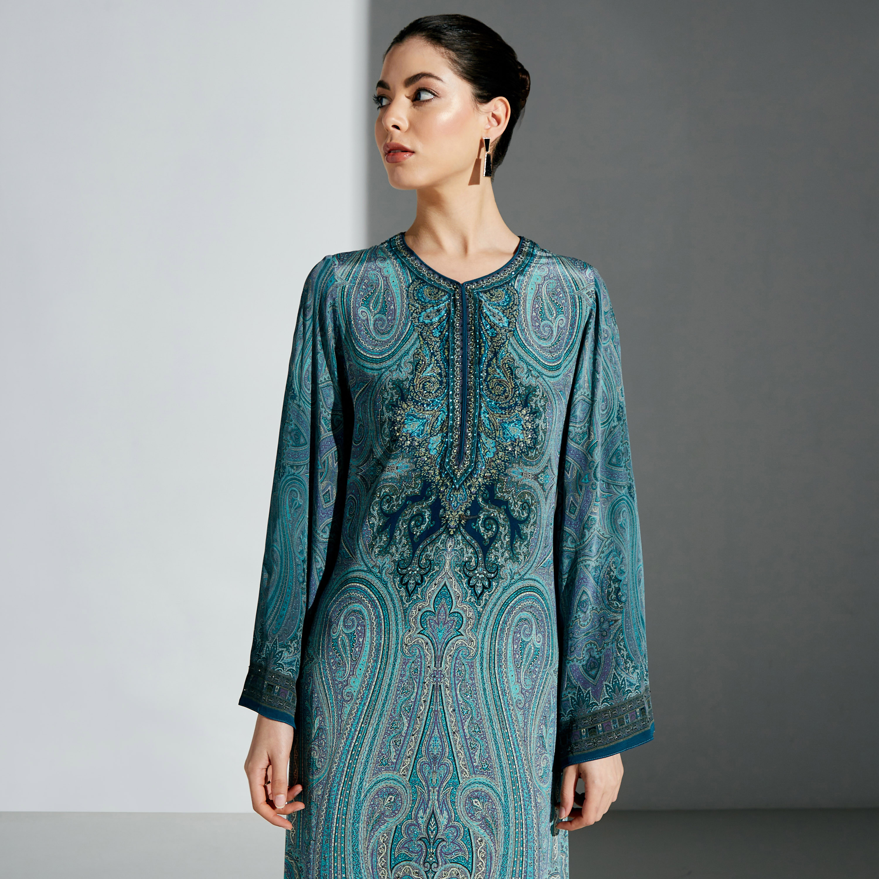 فستان طويل بأكمام طويلة وطبعات من نيرامايا-women-arabicclothing-kaftan-image-4