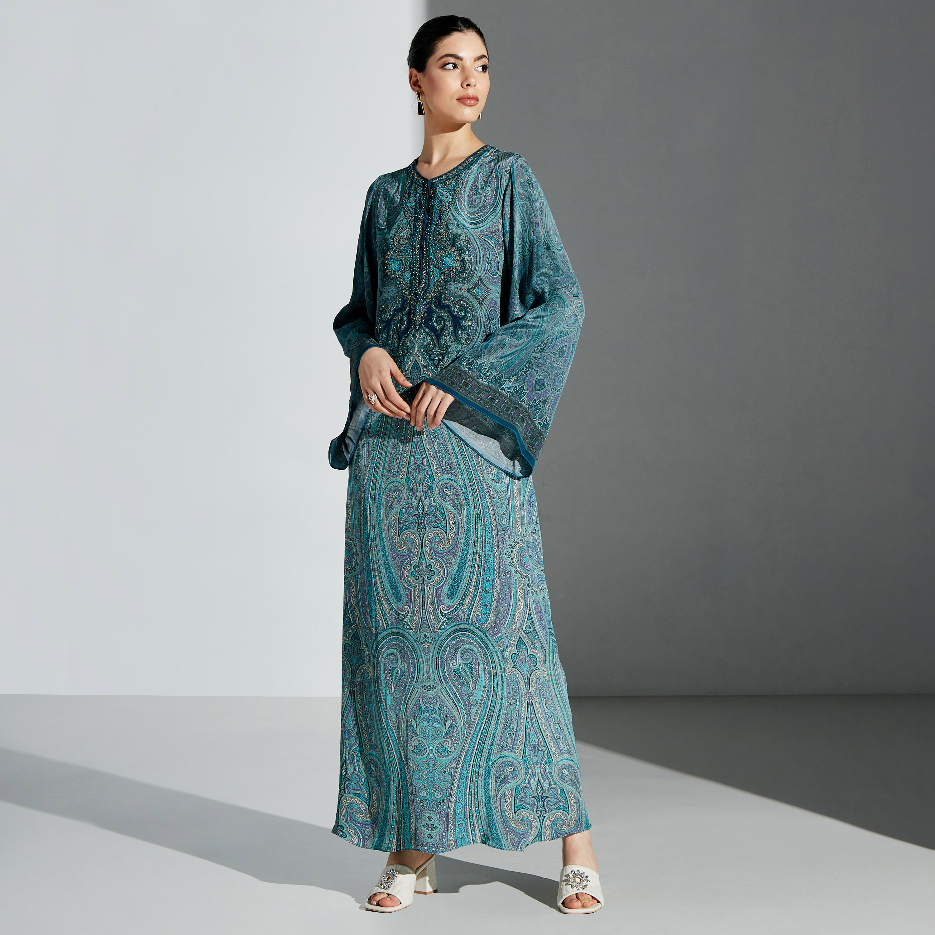 فستان طويل بأكمام طويلة وطبعات من نيرامايا-women-arabicclothing-kaftan-image-2