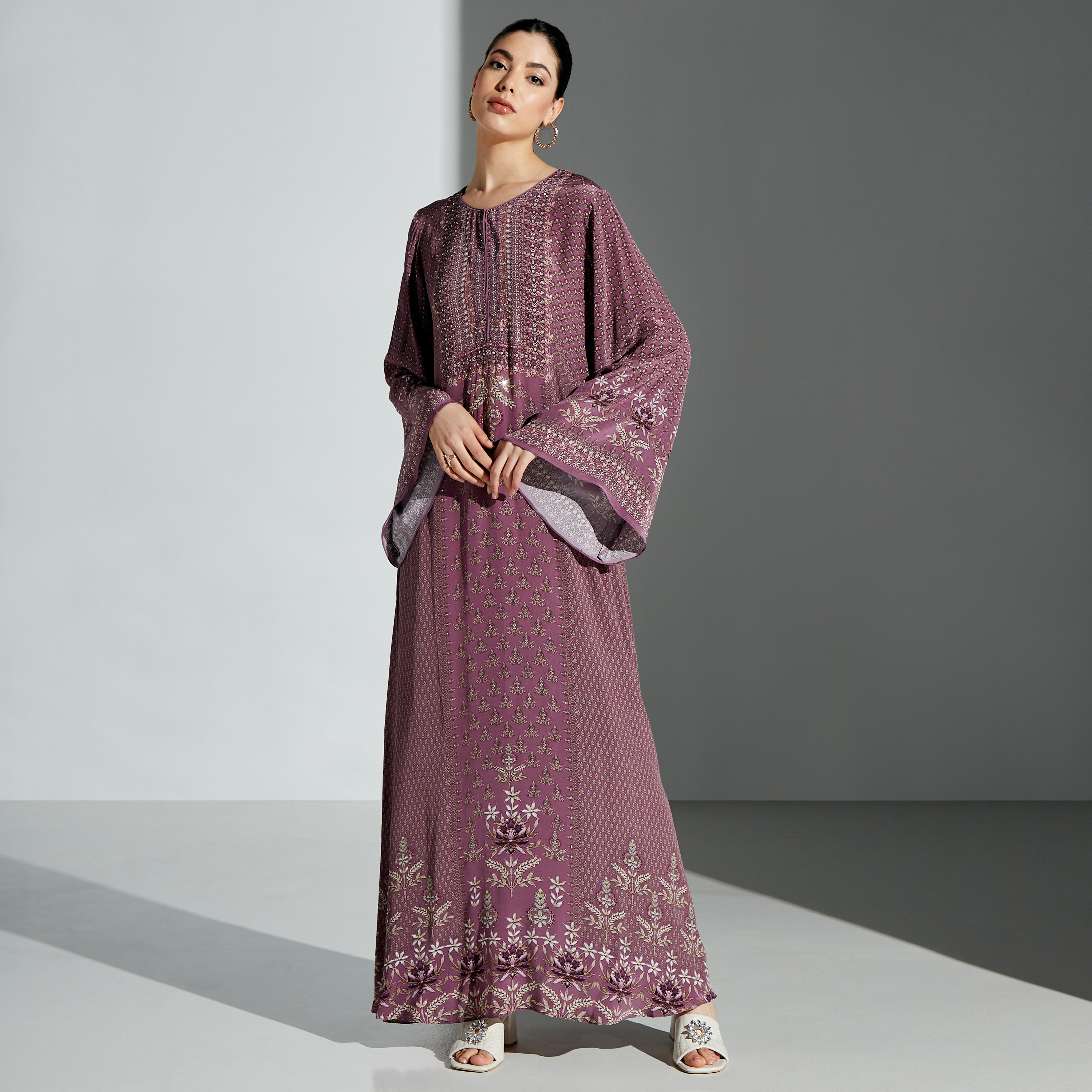 قفطان بياقة مستديرة وطبعات من نيرامايا-women-arabicclothing-kaftan-image-10