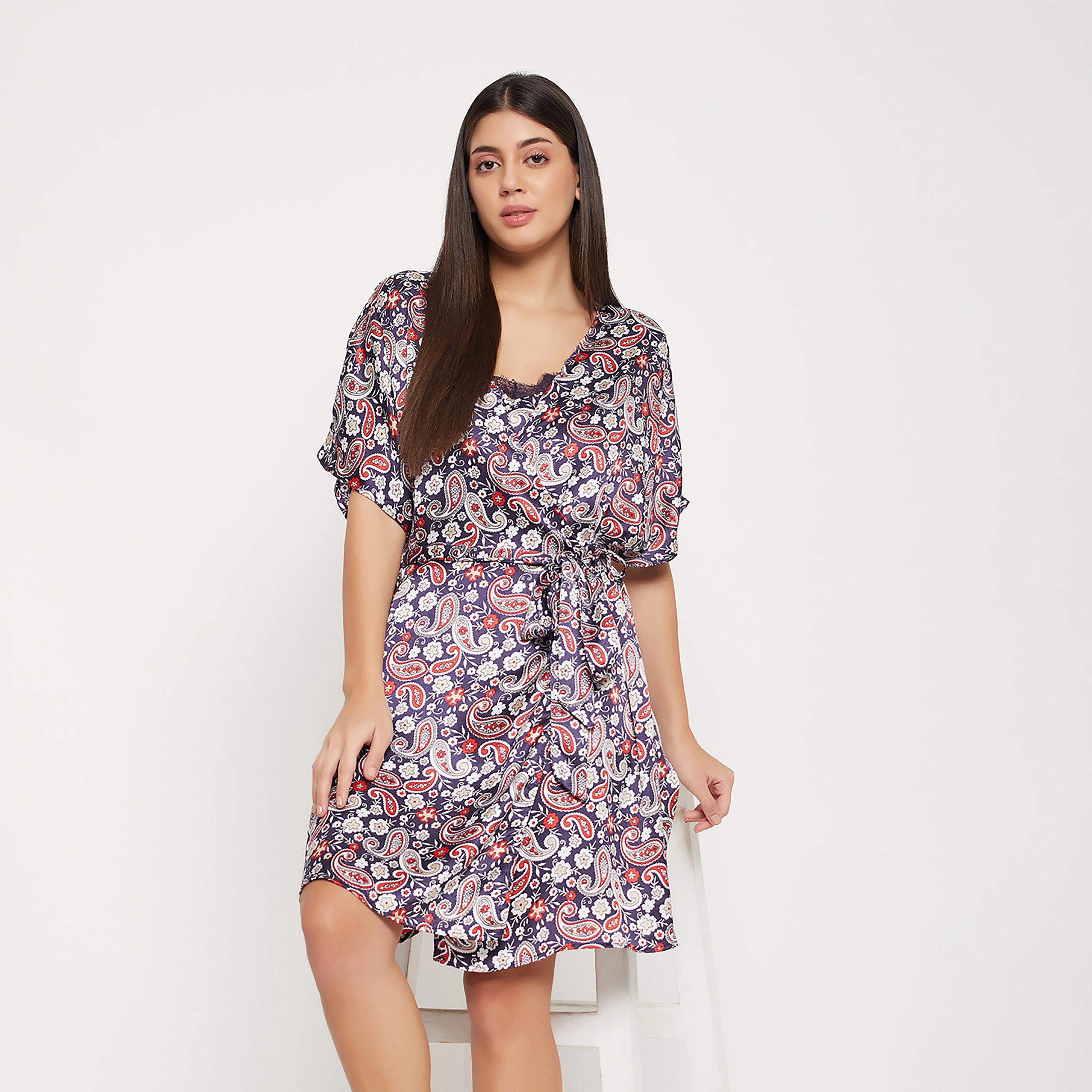 طقم نسائي مكون من قطعتين: قميص نوم قصير وروب بطبعة بيزلي باللون الكحلي - ساتان من كلوفيا-women-clothing-nightwear-nighties-image-2