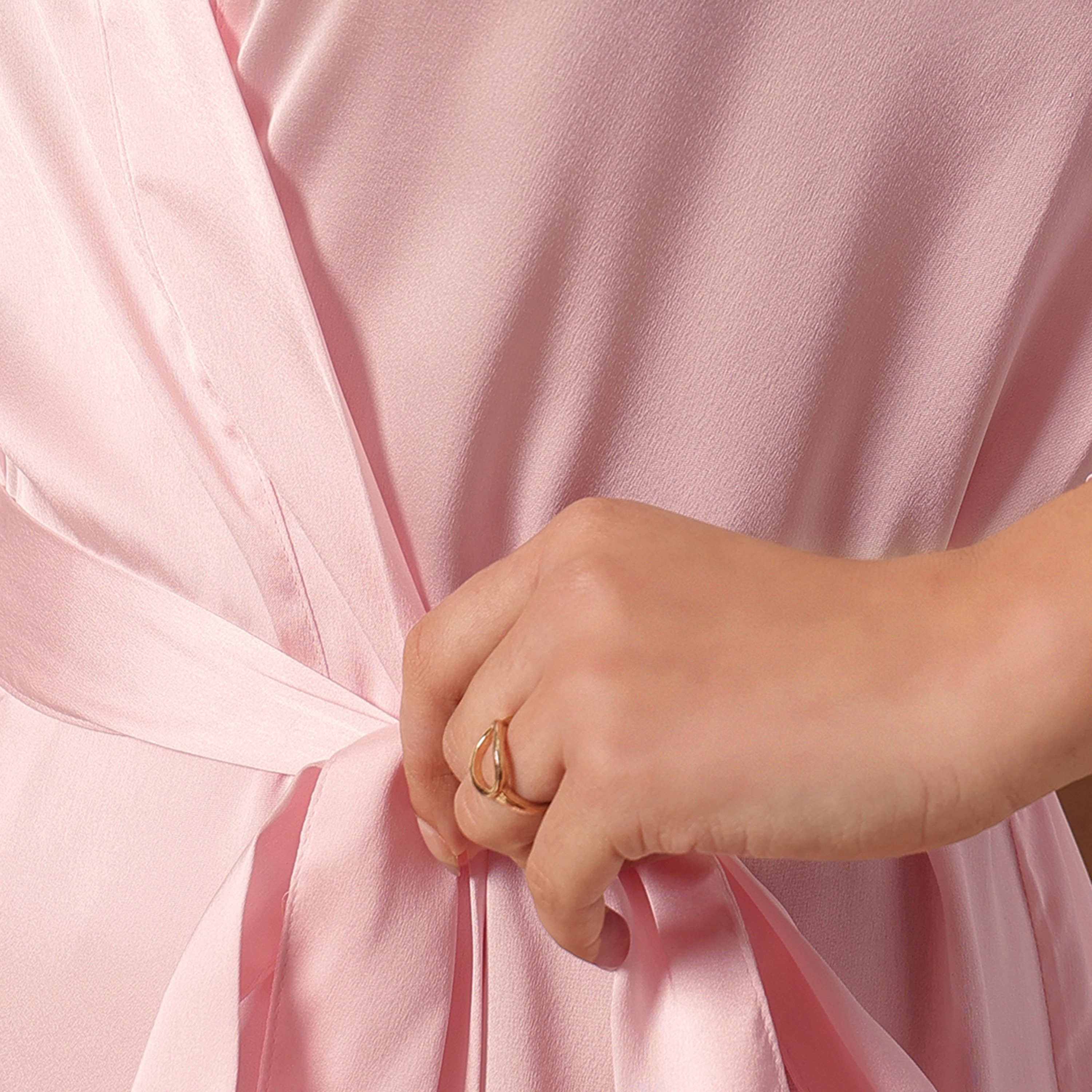روب قصير للعروس فاخر من الساتان باللون الوردي الفاتح للنساء من كلوفيا-women-clothing-nightwear-robes-image-5
