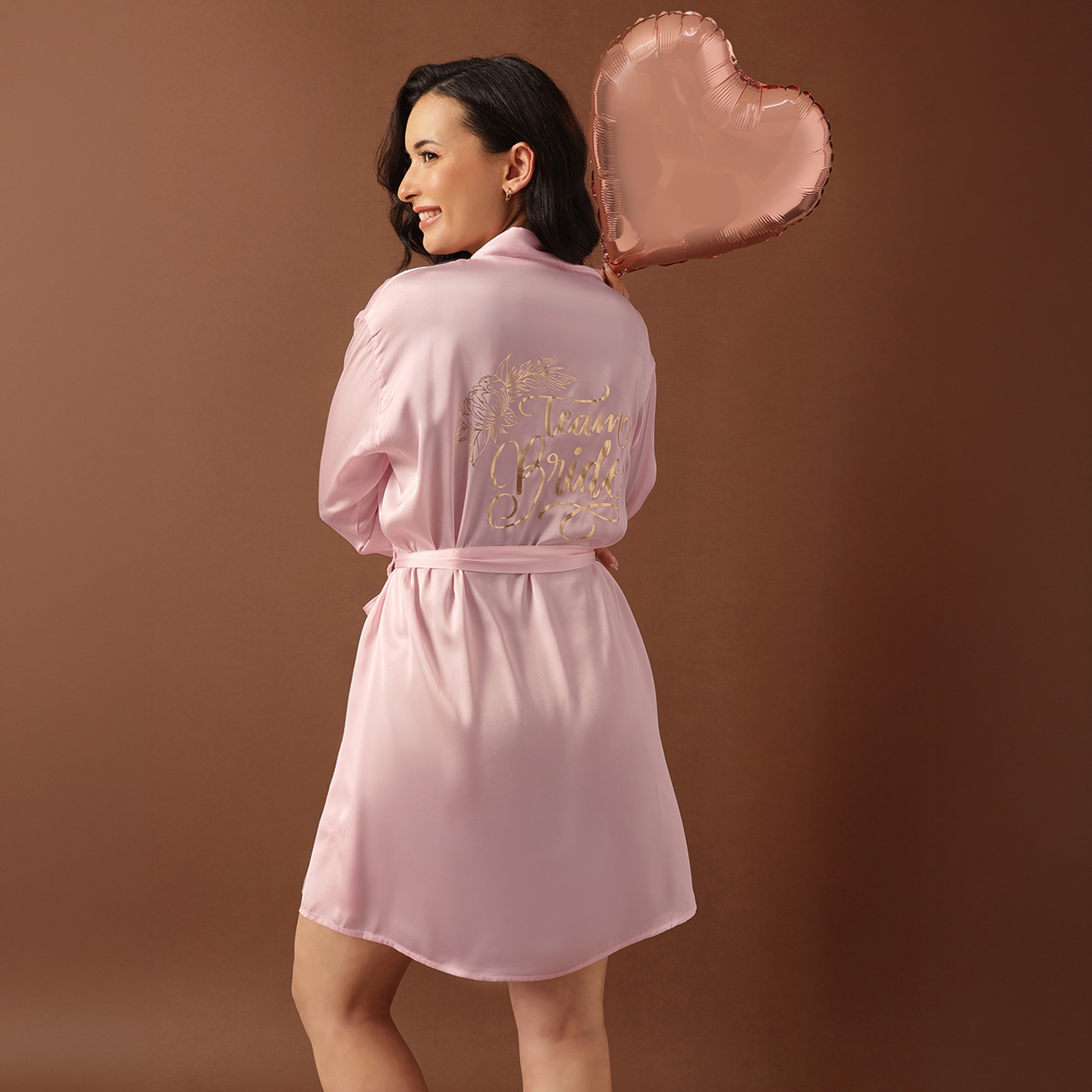 روب قصير لإشبينة العروس فاخر من الساتان باللون الوردي الفاتح للنساء من كلوفيا-women-clothing-nightwear-robes-image-7