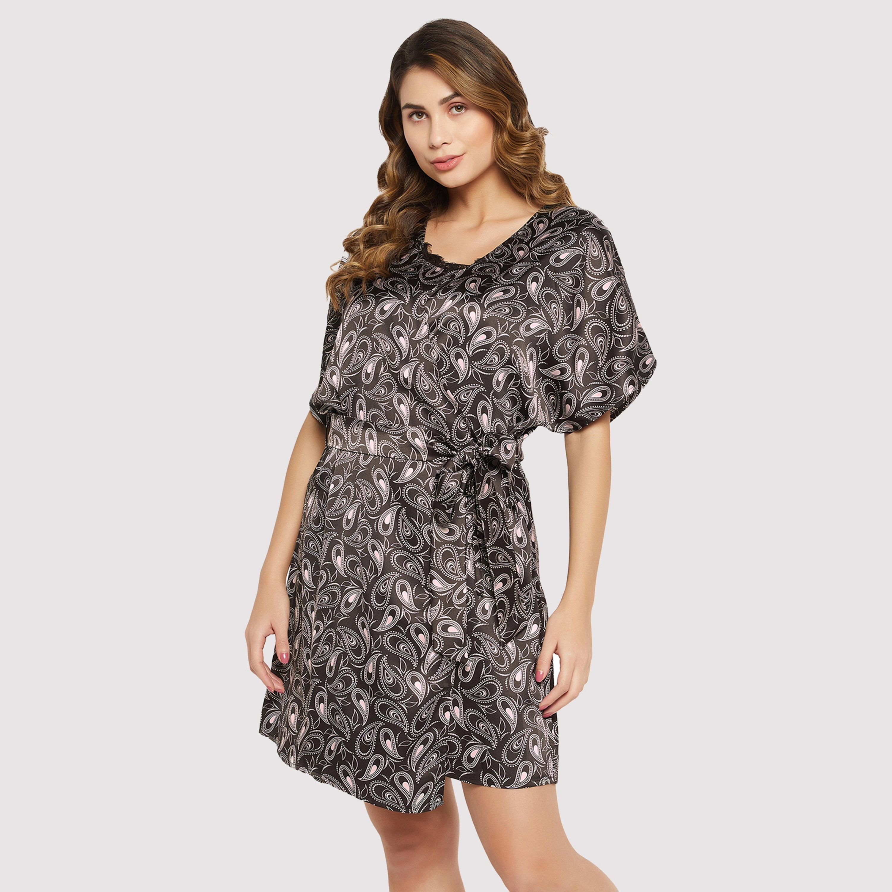 طقم فستان نوم قصير وروب نسائي بطبعة نقشة بيزلي باللون الأسود من كلوفيا - ساتان-women-clothing-nightwear-nighties-image-3