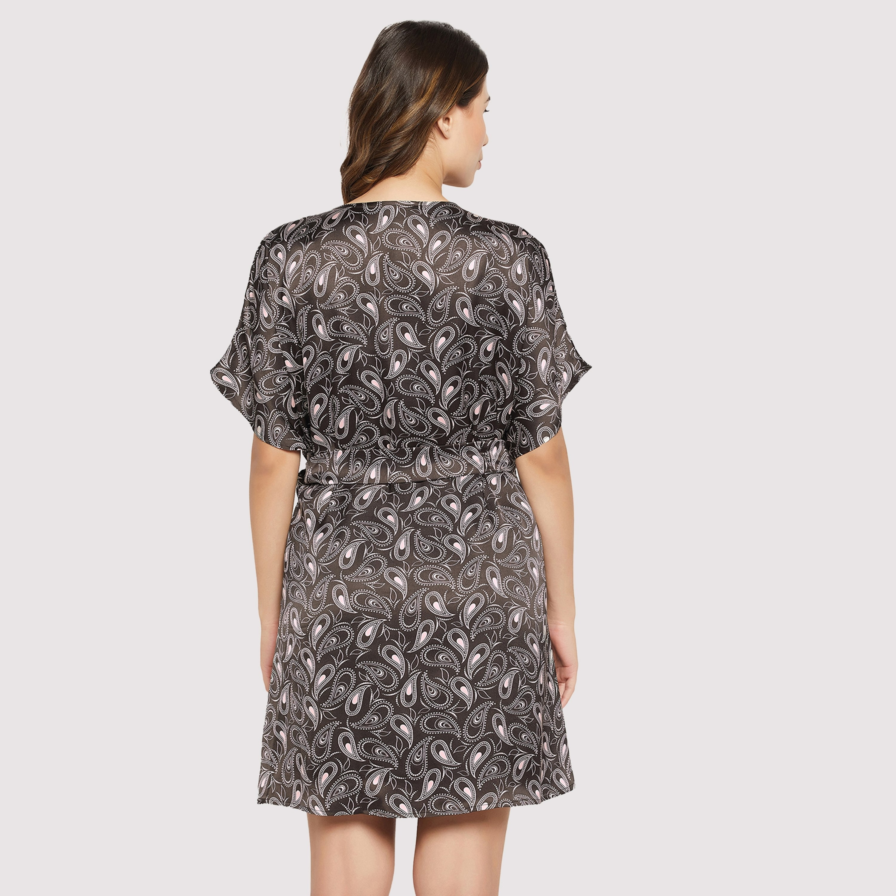 طقم فستان نوم قصير وروب نسائي بطبعة نقشة بيزلي باللون الأسود من كلوفيا - ساتان-women-clothing-nightwear-nighties-image-6