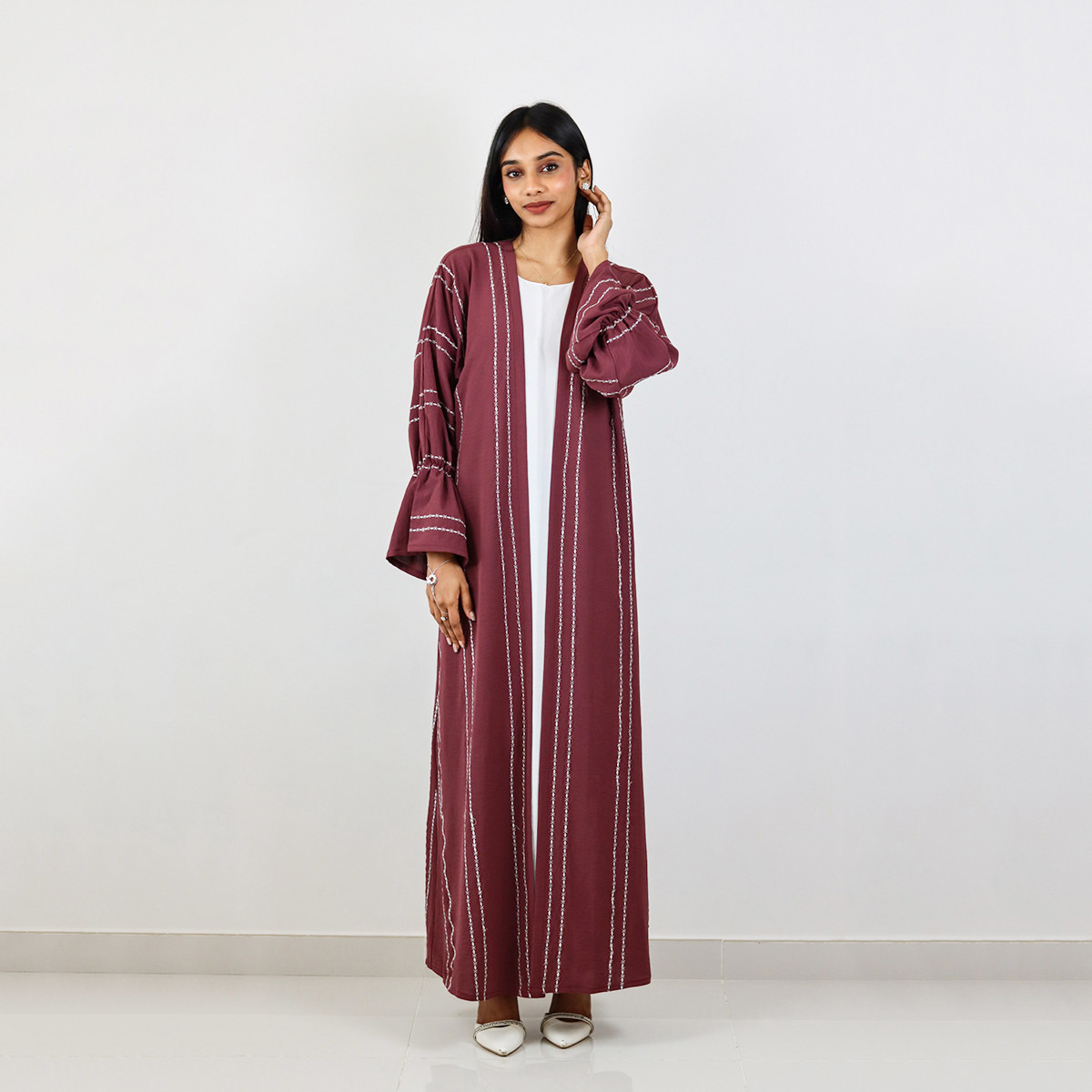 عباية مطرزة ومفتوحة من الأمام بأكمام جرس من نُخبة-women-arabicclothing-abayas-image-1