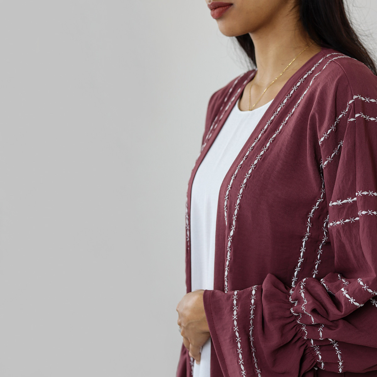عباية مطرزة ومفتوحة من الأمام بأكمام جرس من نُخبة-women-arabicclothing-abayas-image-4