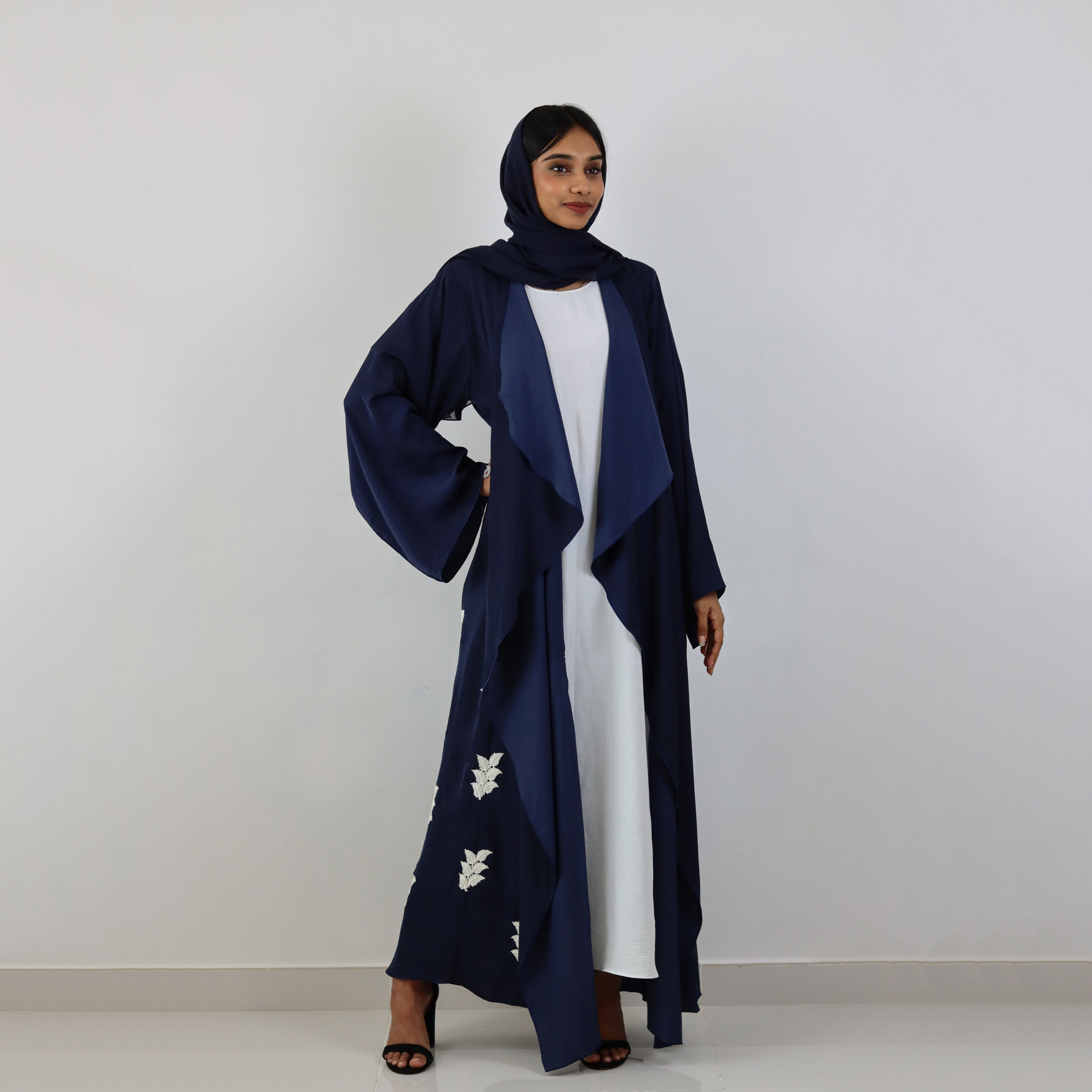 عباية مطرّزة مفتوحة من الأمام بحجاب من نُخبة-women-arabicclothing-abayas-image-2