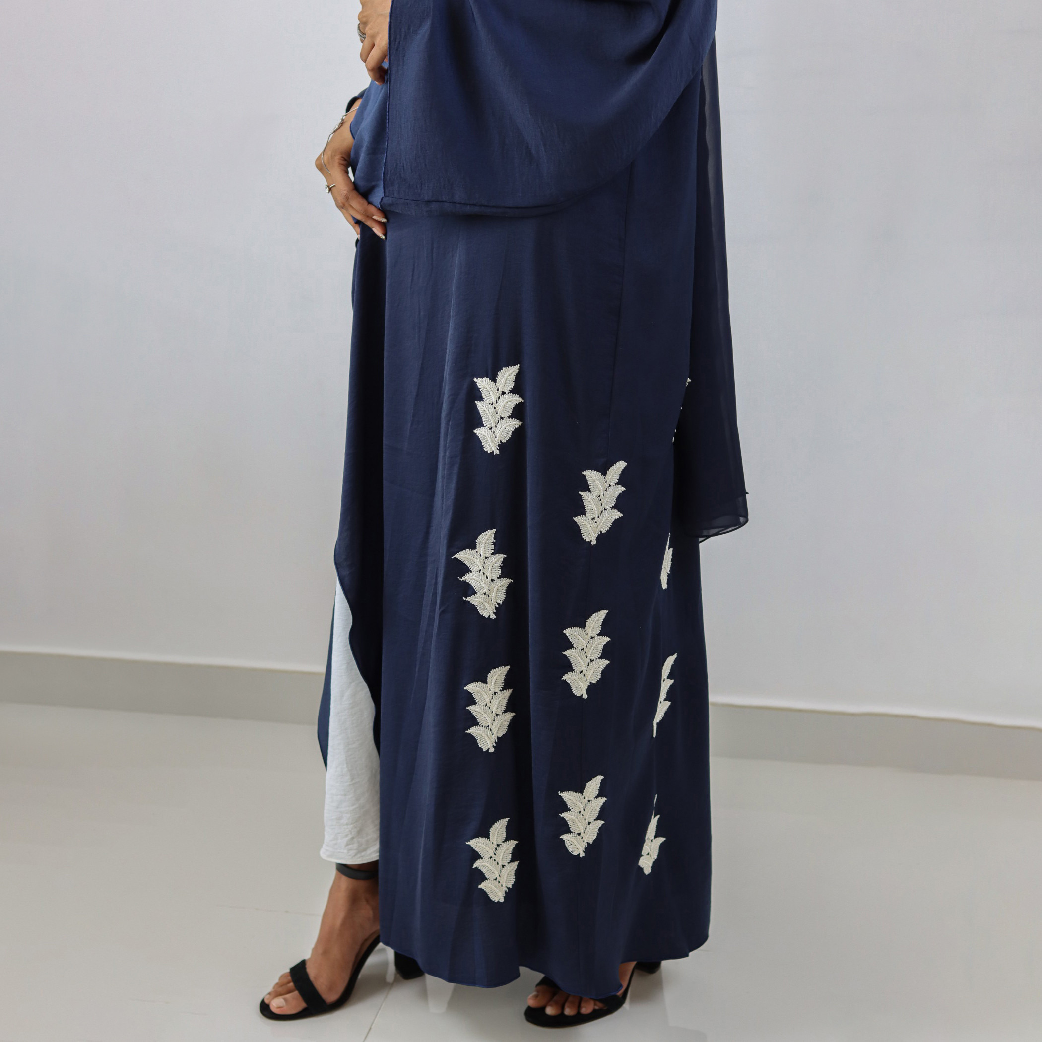 عباية مطرّزة مفتوحة من الأمام بحجاب من نُخبة-women-arabicclothing-abayas-image-4