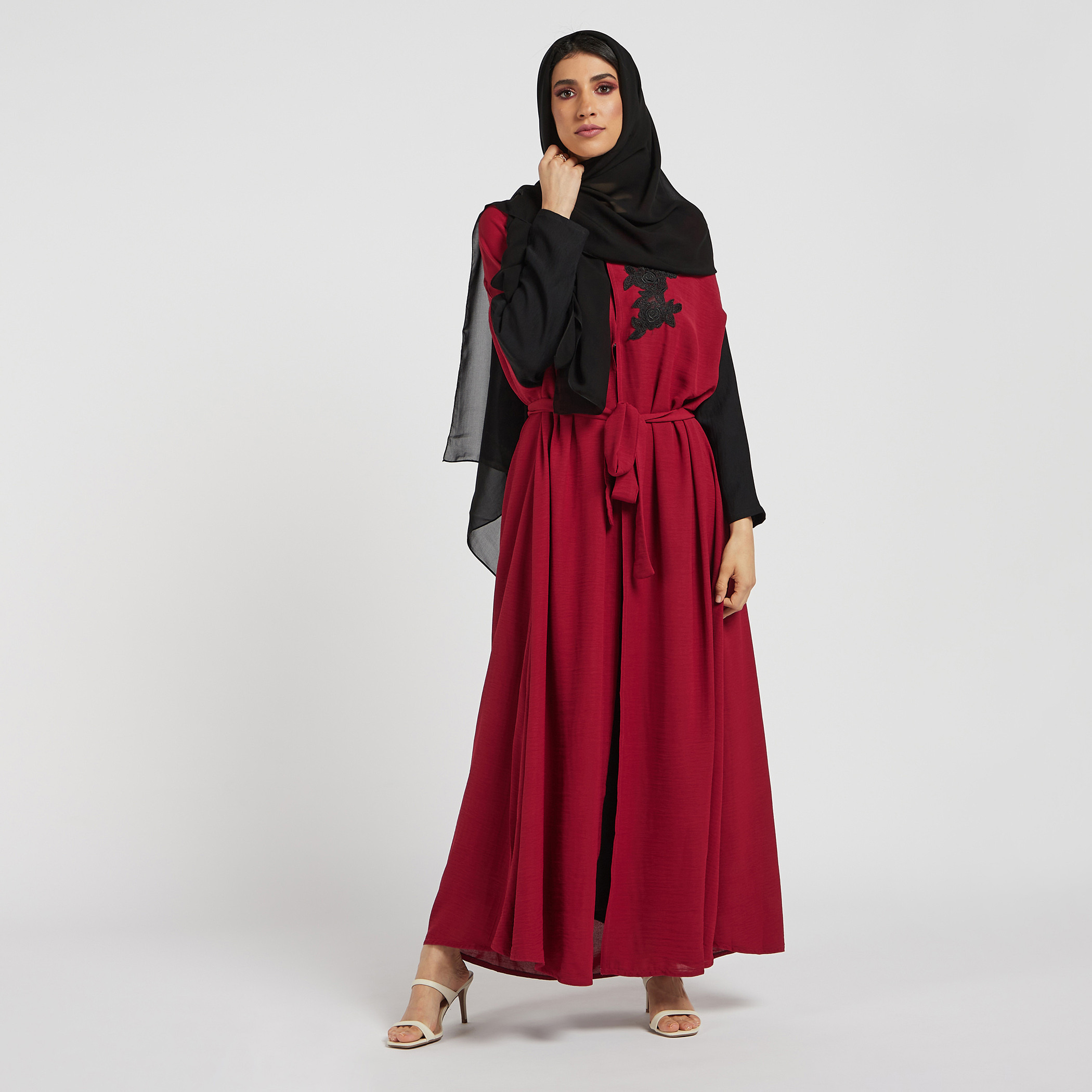 عباية بتفاصيل دانتيل وحزام رباط من نُخبة-women-arabicclothing-abayas-image-1