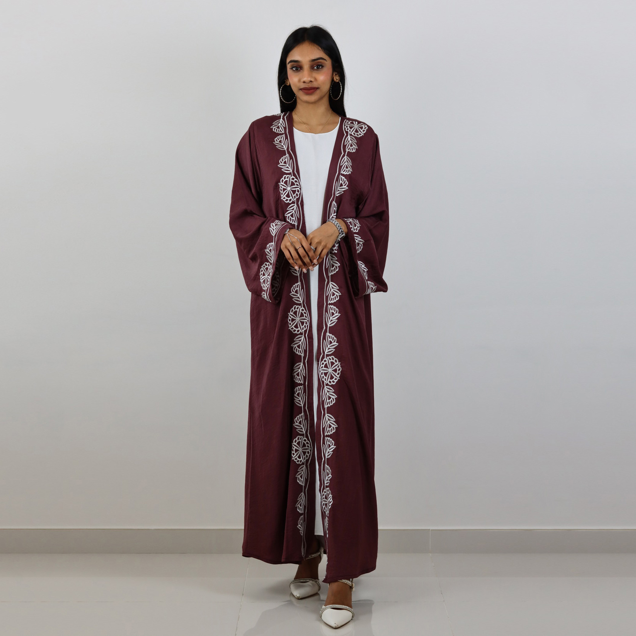 عباية مطرزة مفتوحة من الأمام بحجاب من نُخبة-women-arabicclothing-abayas-image-1