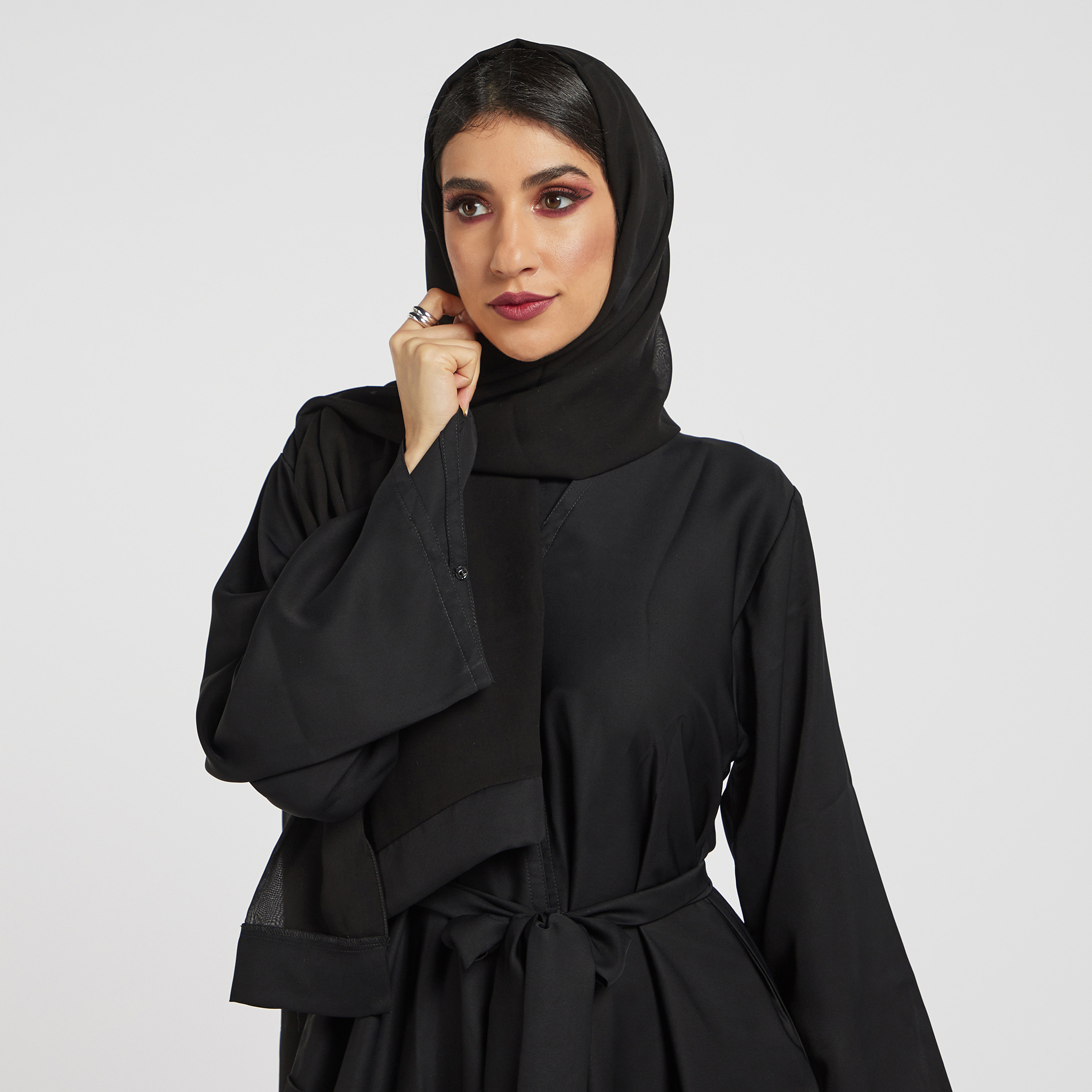 عباية بارزة الملمس وحزام رباط وحجاب من نُخبة-women-arabicclothing-abayas-image-3