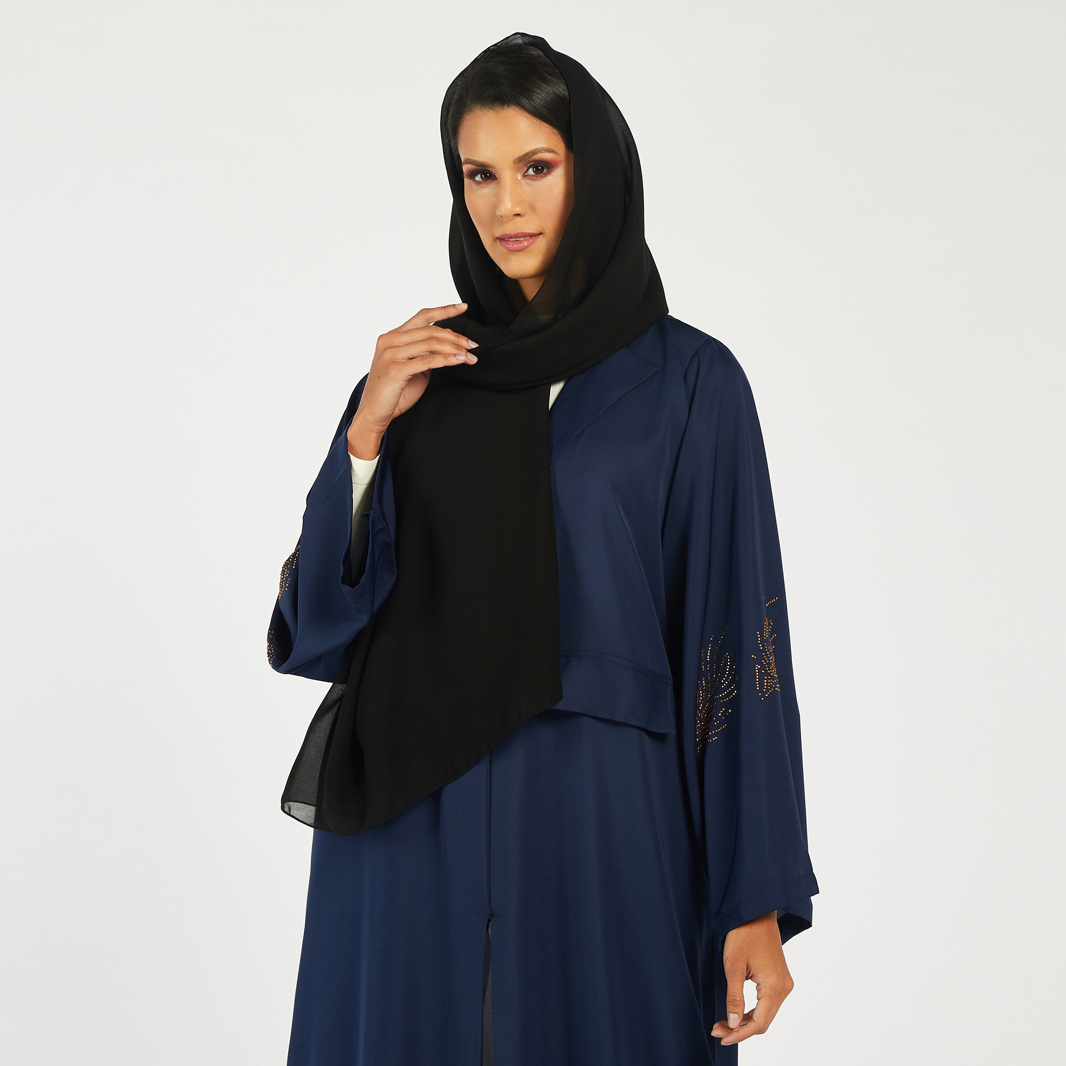 عباية مزينة بياقة مطوية من نُخبة-women-arabicclothing-abayas-image-3