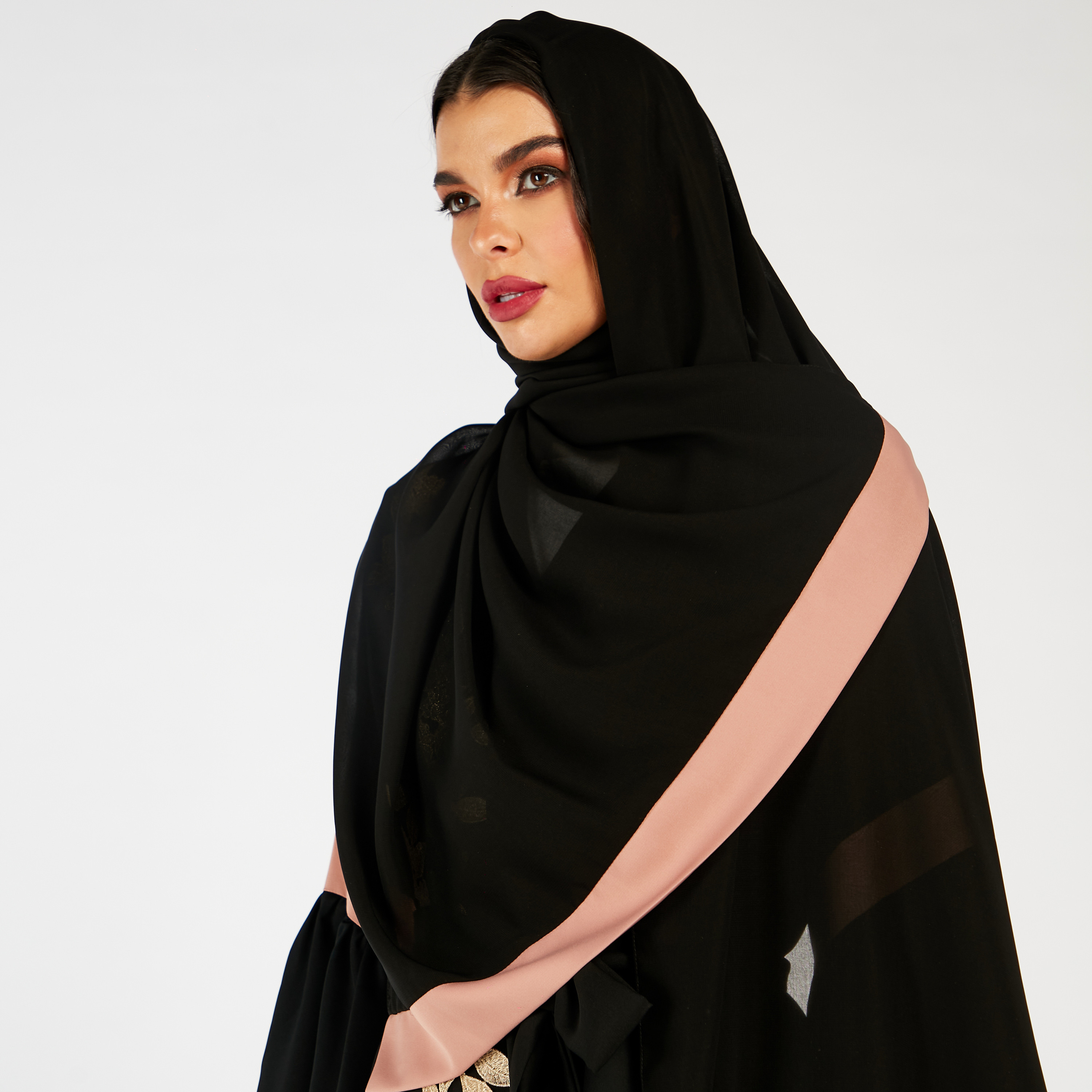 طقم عباية بتزيينات زهرية ووشاح قطعتين من نُخبة-women-arabicclothing-abayas-image-2