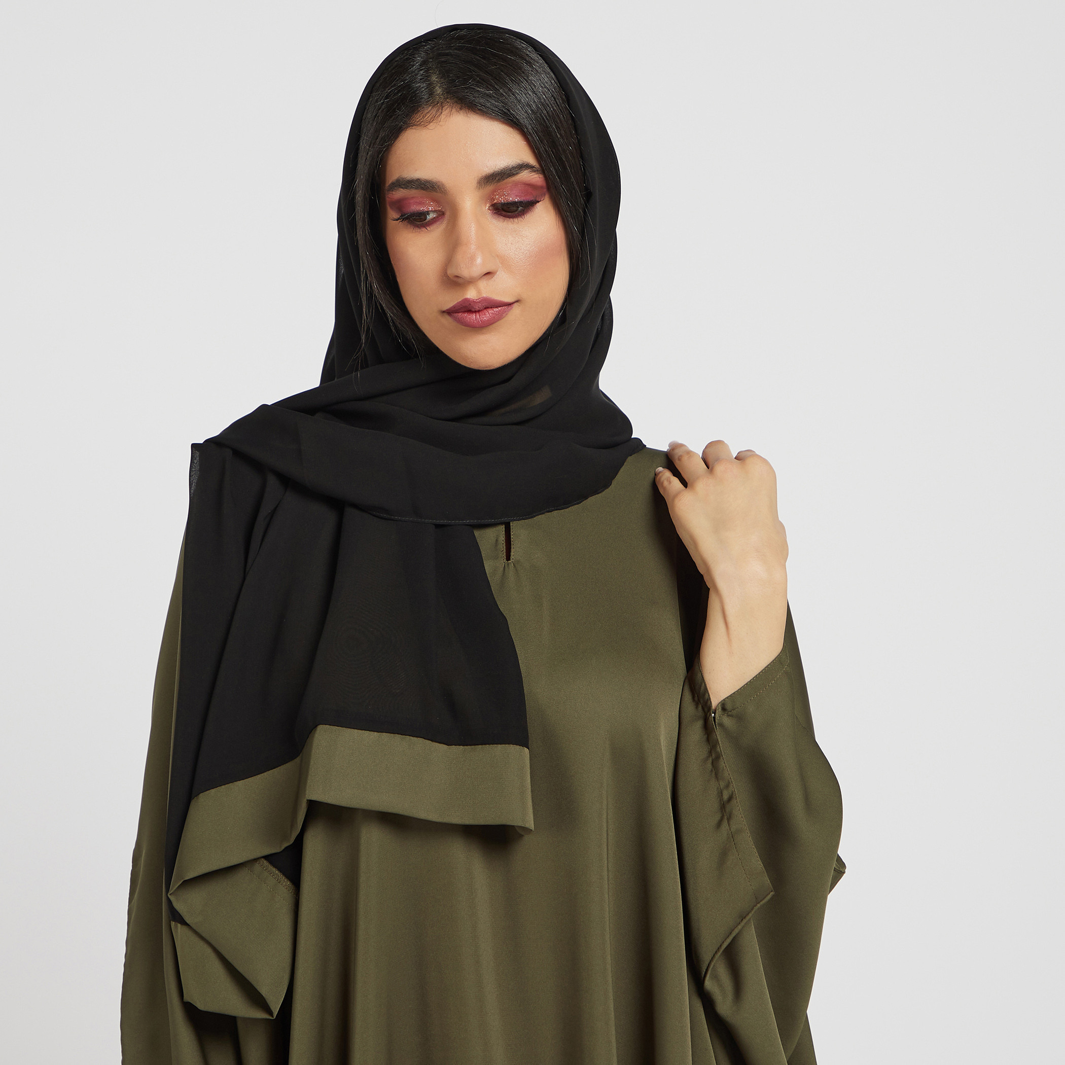 عباية سادة بياقة مستديرة وحجاب من نُخبة-women-arabicclothing-abayas-image-3