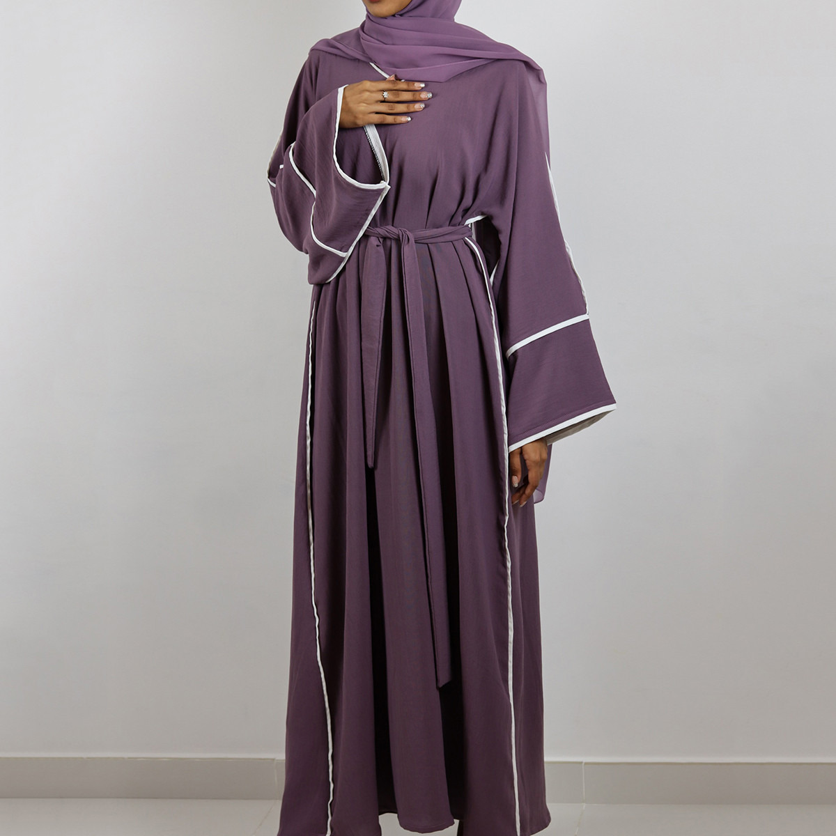عباية بحجاب وحزام رباط وتطريز من نُخبة-women-arabicclothing-abayas-image-3