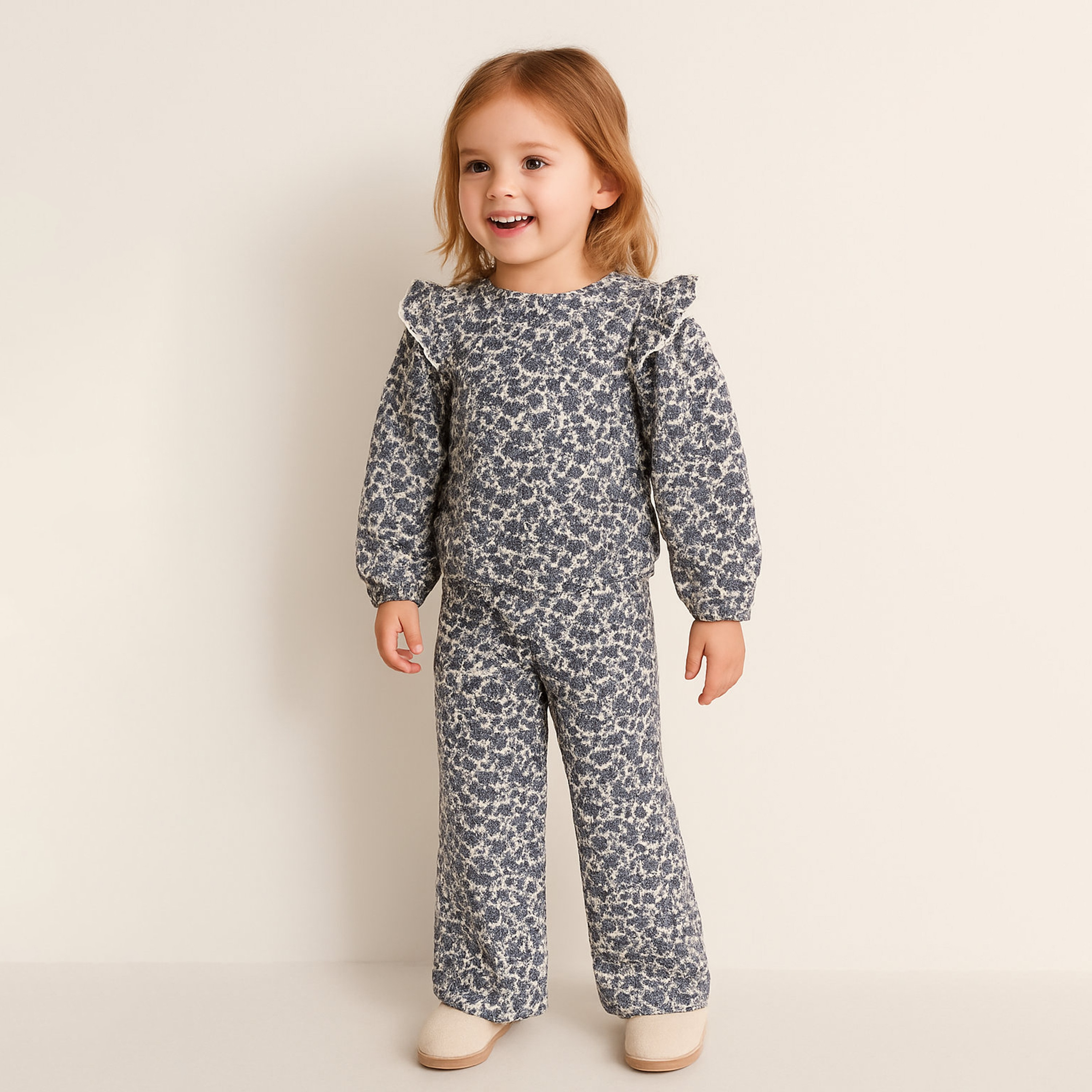 طقم من قطعتين بلوزة وبنطلون بطبعة من ديركيه-girls-clothing-winterwear-setsandcoords-image-1