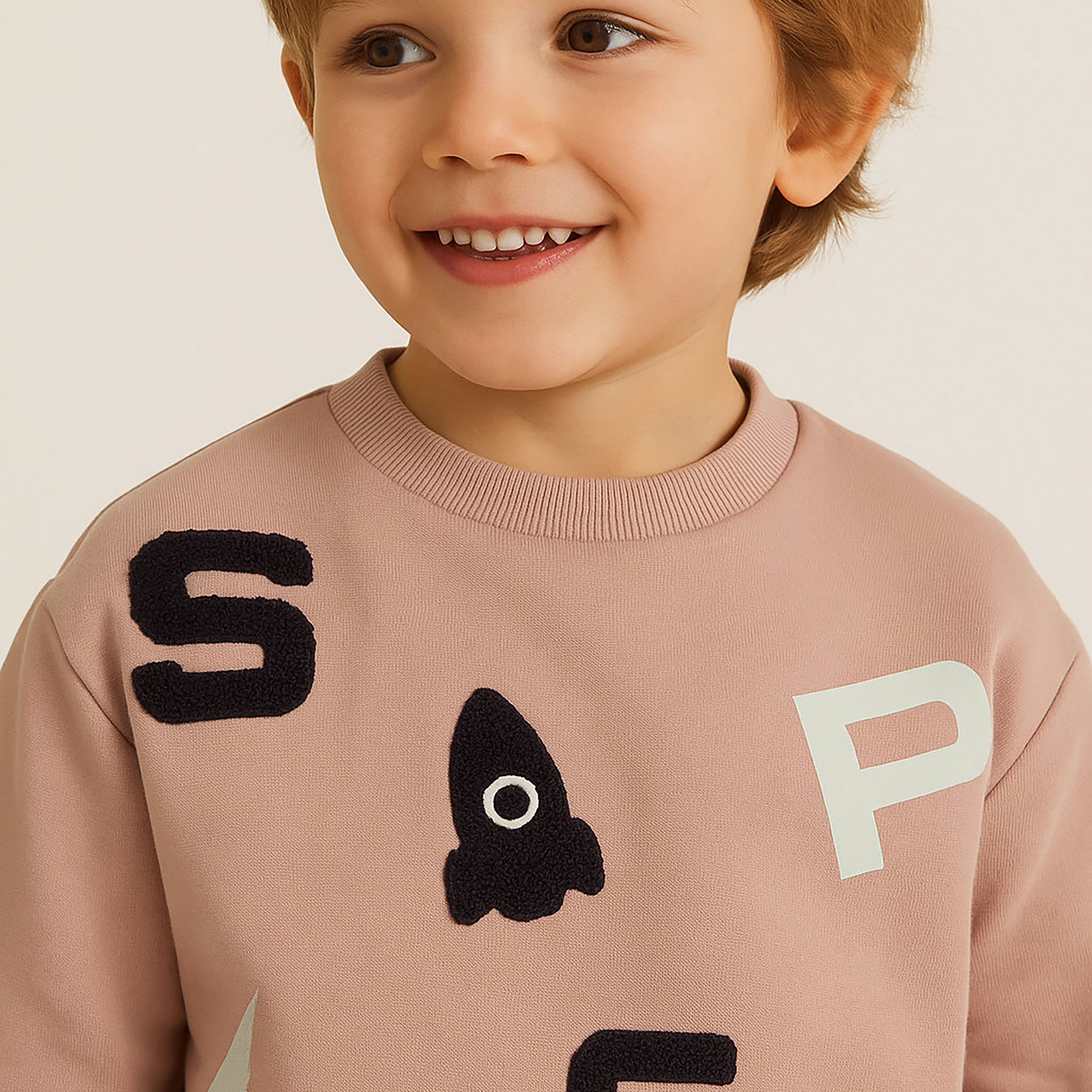 طقم من قطعتين سويت شيرت وبنطلون رياضي بطبعة سبيس باتش من ديركيه-baby-boys-clothing-winterwear-setsandcoords-image-5