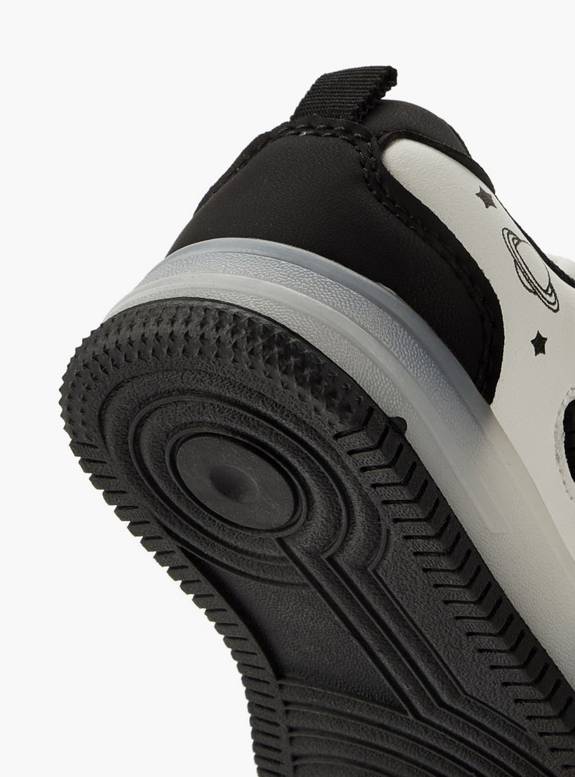 حذاء سنيكرز مضئ بطول الكاحل وشريط إغلاق لاصق للأولاد من جونيورز-boys-shoes-sneakers-image-6