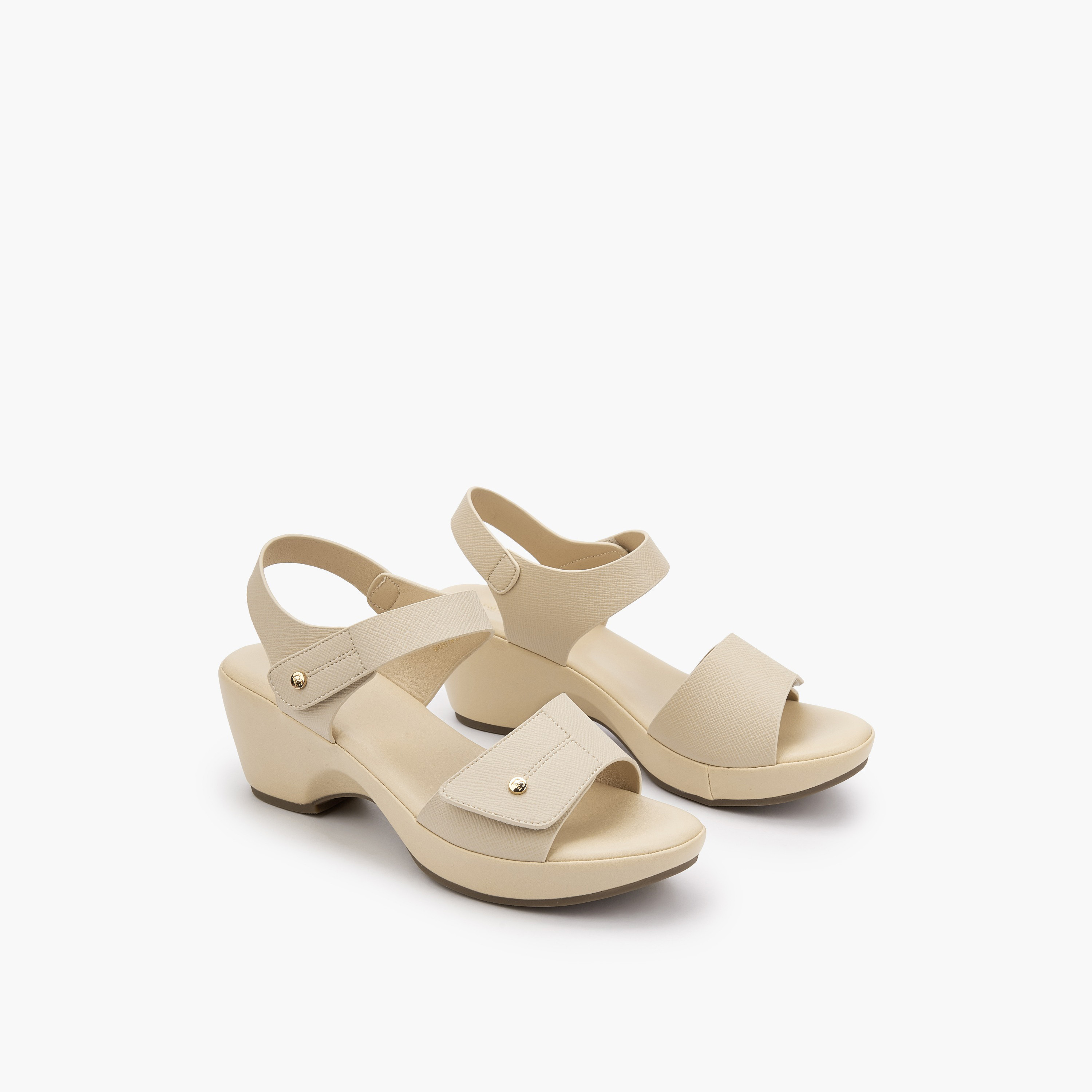 صندل بكعب عريض بارز الملمس للنساء من فلورا بيلا-women-shoes-sandals-heeled-image-1