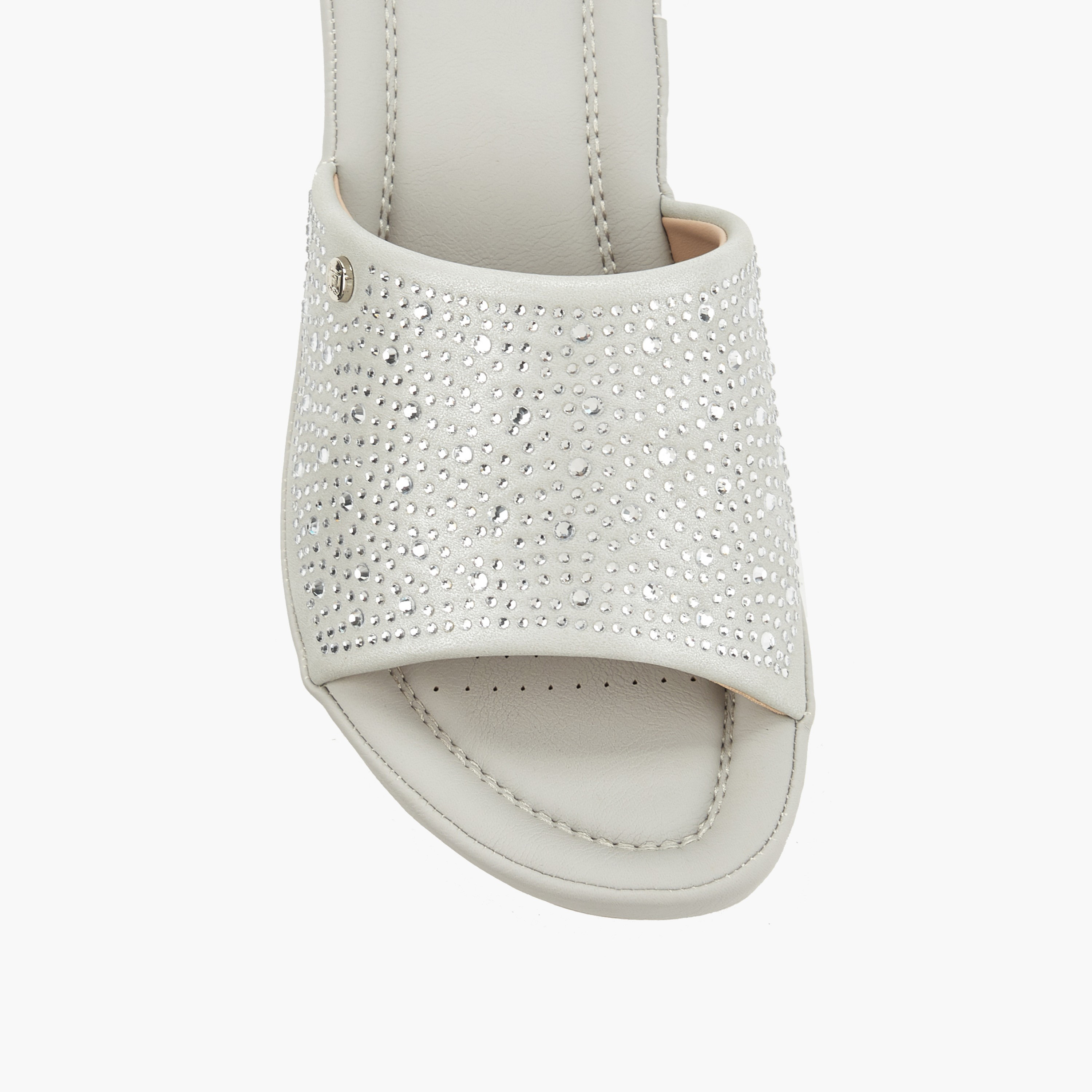 صندل بكعب عريض وزينة للنساء من فلورا بيلا-women-shoes-sandals-heeled-image-4