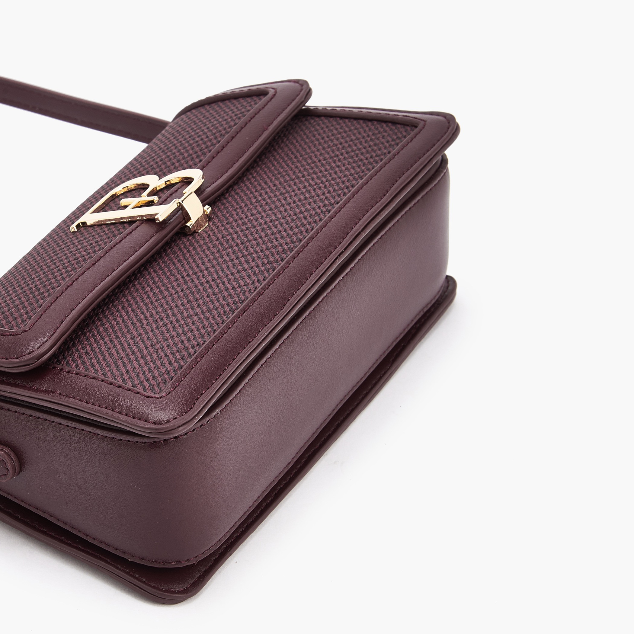 شنطة كروس بودي بارزة الملمس بحزام كتف قابل للتعديل من فلورا بيلا-women-bagsandwallets-handbags-image-6