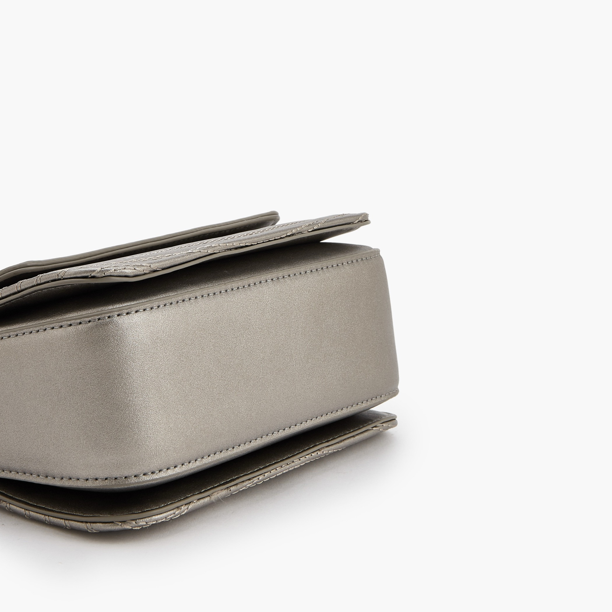 شنطة كروس بودي بارزة الملمس بحزام سلسلة من فلورا بيلا-women-bagsandwallets-handbags-image-6