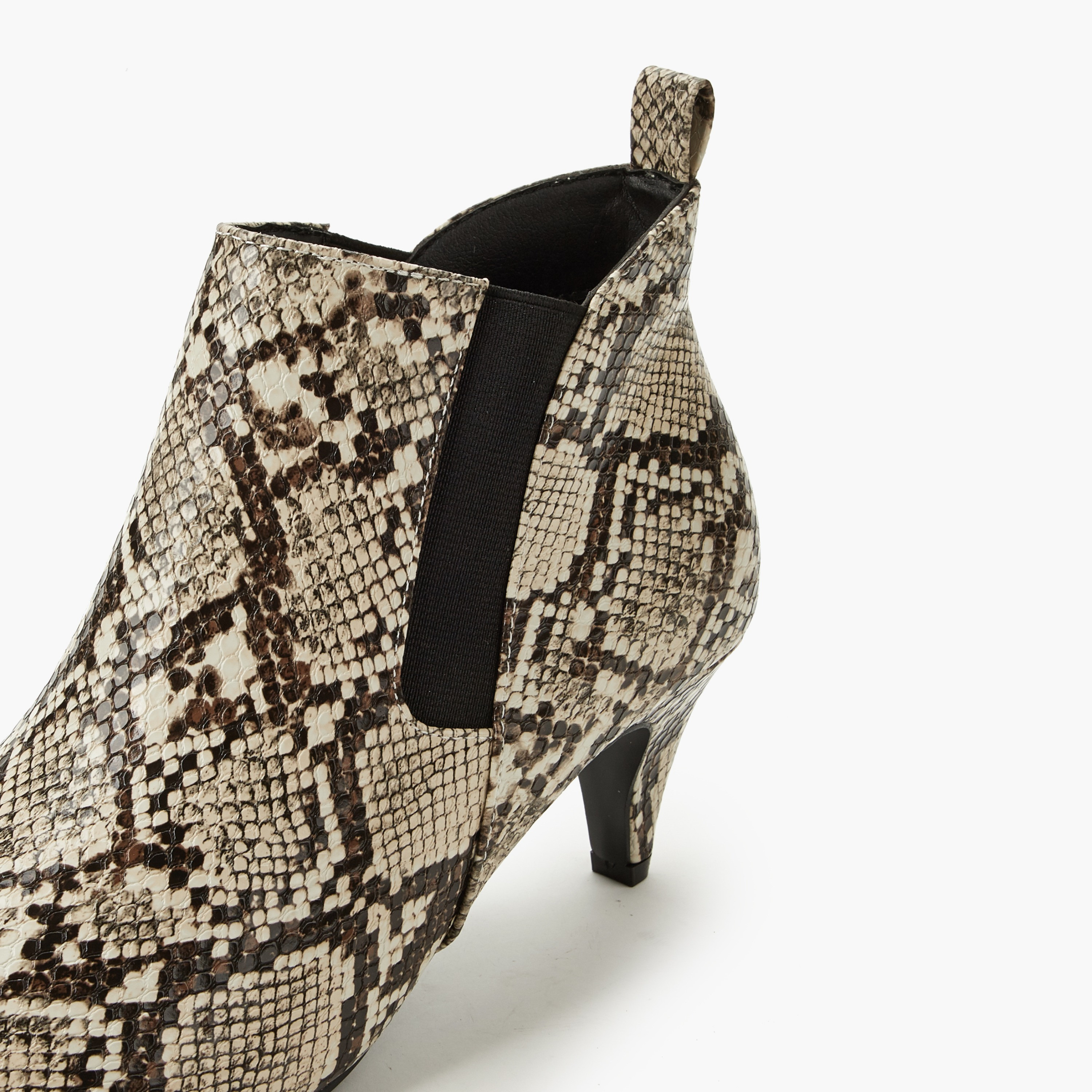 بوت طول الكاحل بطبعات حيوانات للنساء من فلورا بيلا-women-shoes-boots-image-4