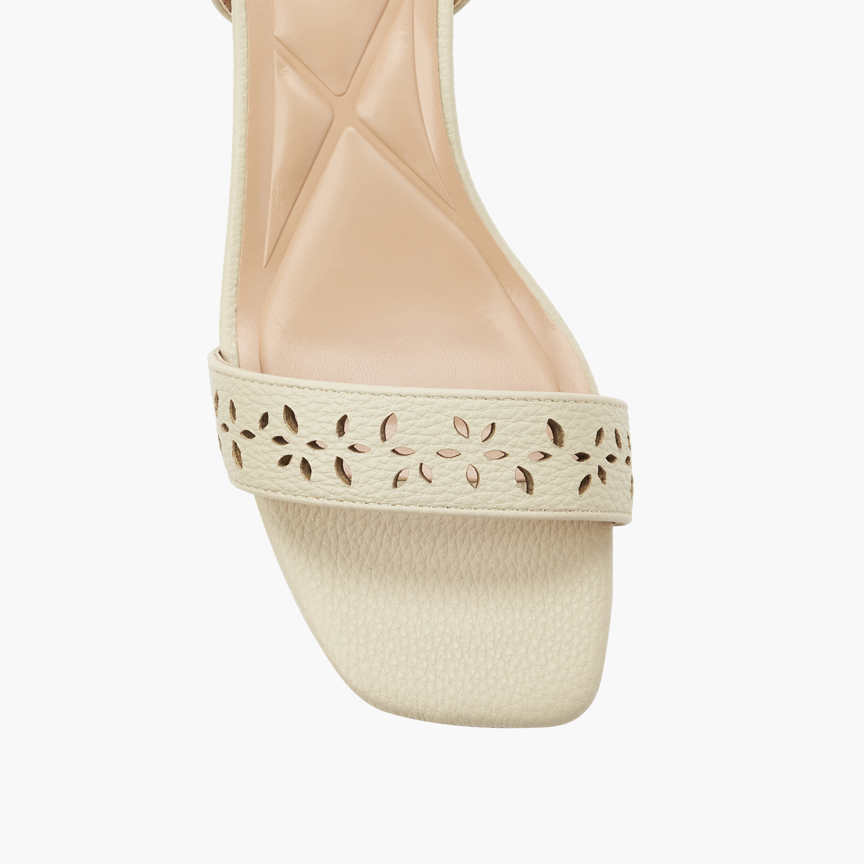 صندل بتصميم مفرّغ وكعب سميك للنساء من سيليست-women-shoes-sandals-heeled-image-4