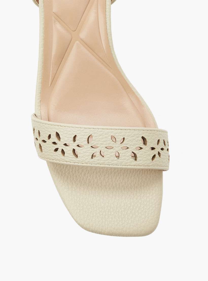 صندل بتصميم مفرّغ وكعب سميك للنساء من سيليست-women-shoes-sandals-heeled-image-4