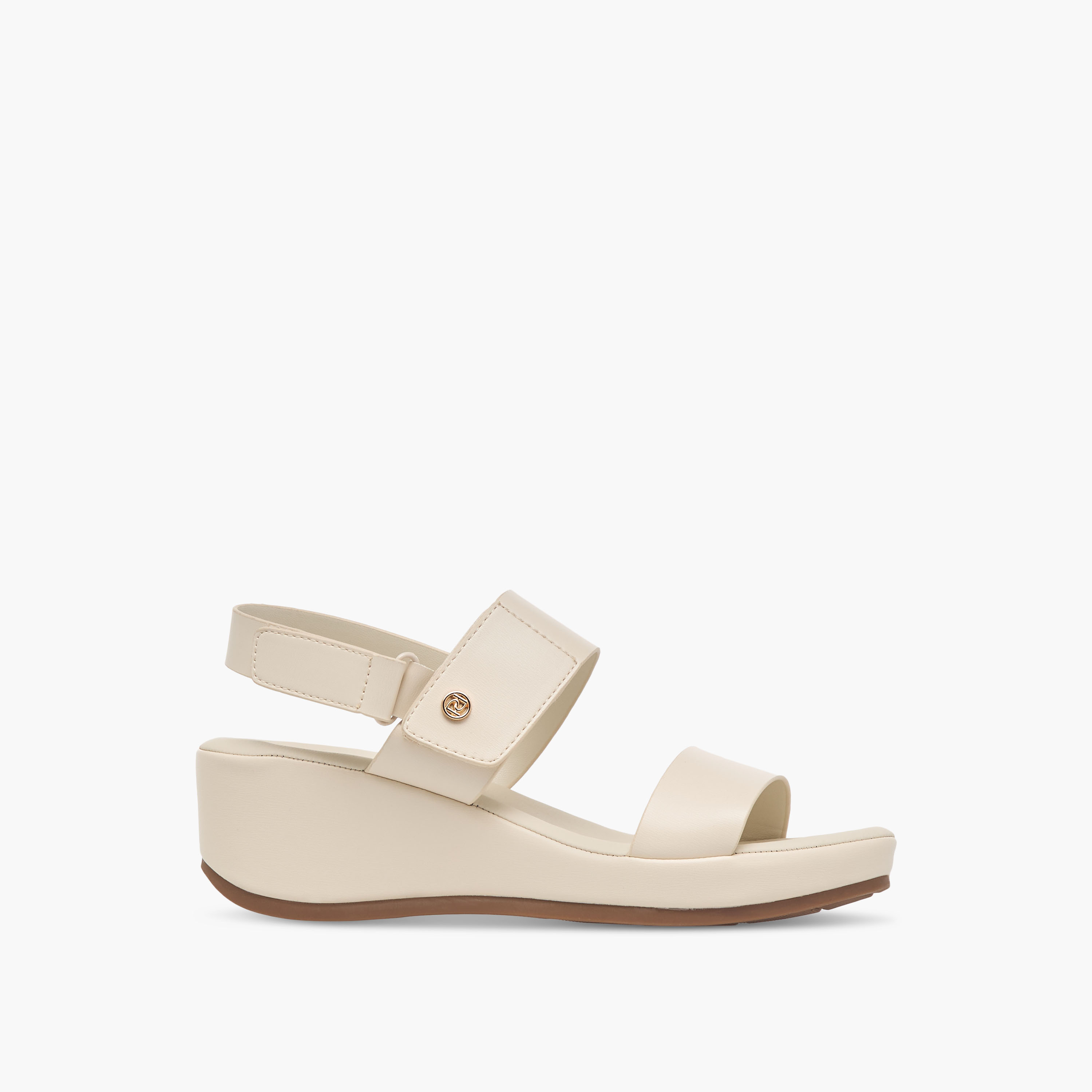 صندل سادة بكعب ويدج وشريط إغلاق لاصق من بابريكا-women-shoes-sandals-heeled-image-3