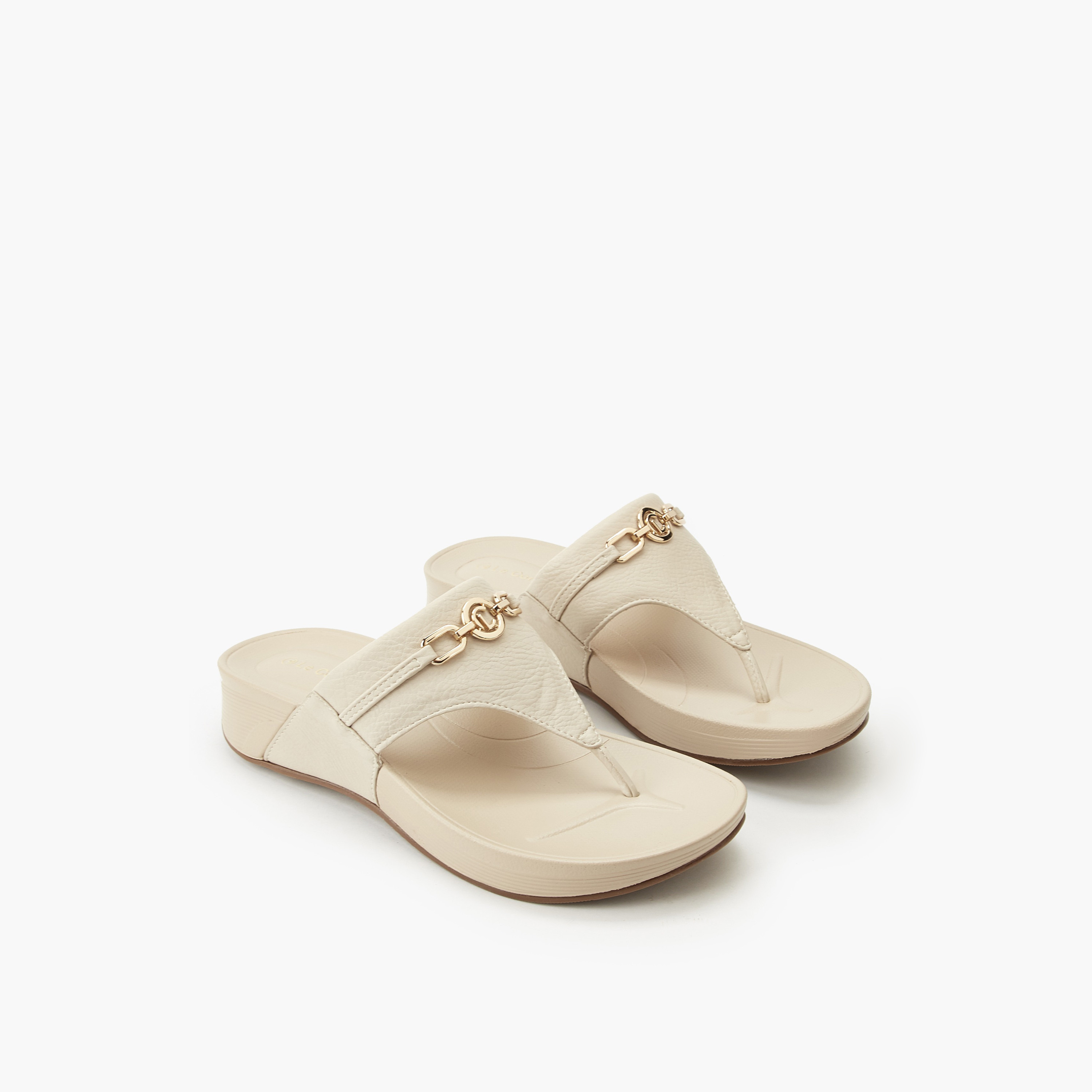 صندل بإصبع وتفاصيل سلسلة للنساء من لو كونفورت-women-shoes-sandals-flats-image-1