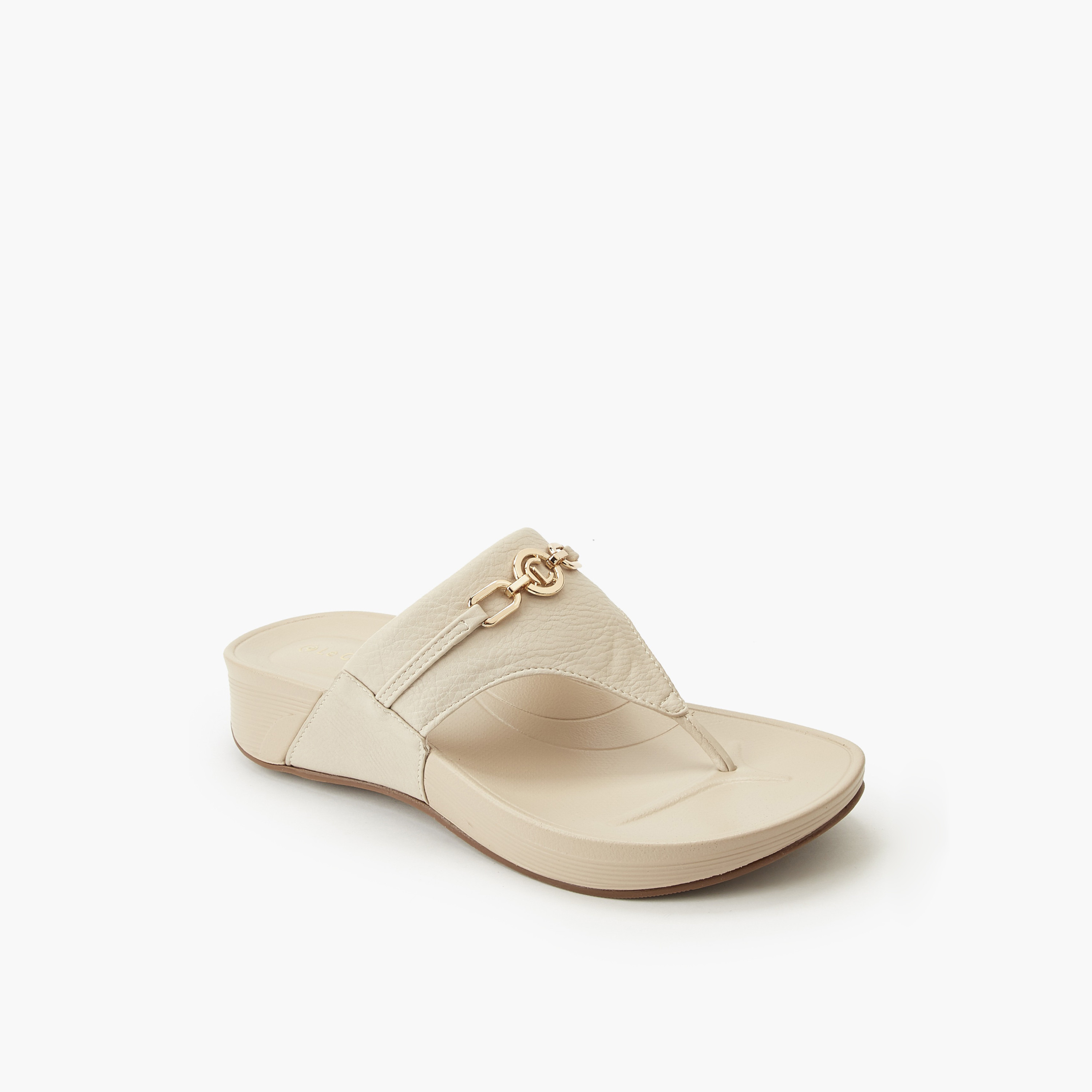 صندل بإصبع وتفاصيل سلسلة للنساء من لو كونفورت-women-shoes-sandals-flats-image-2