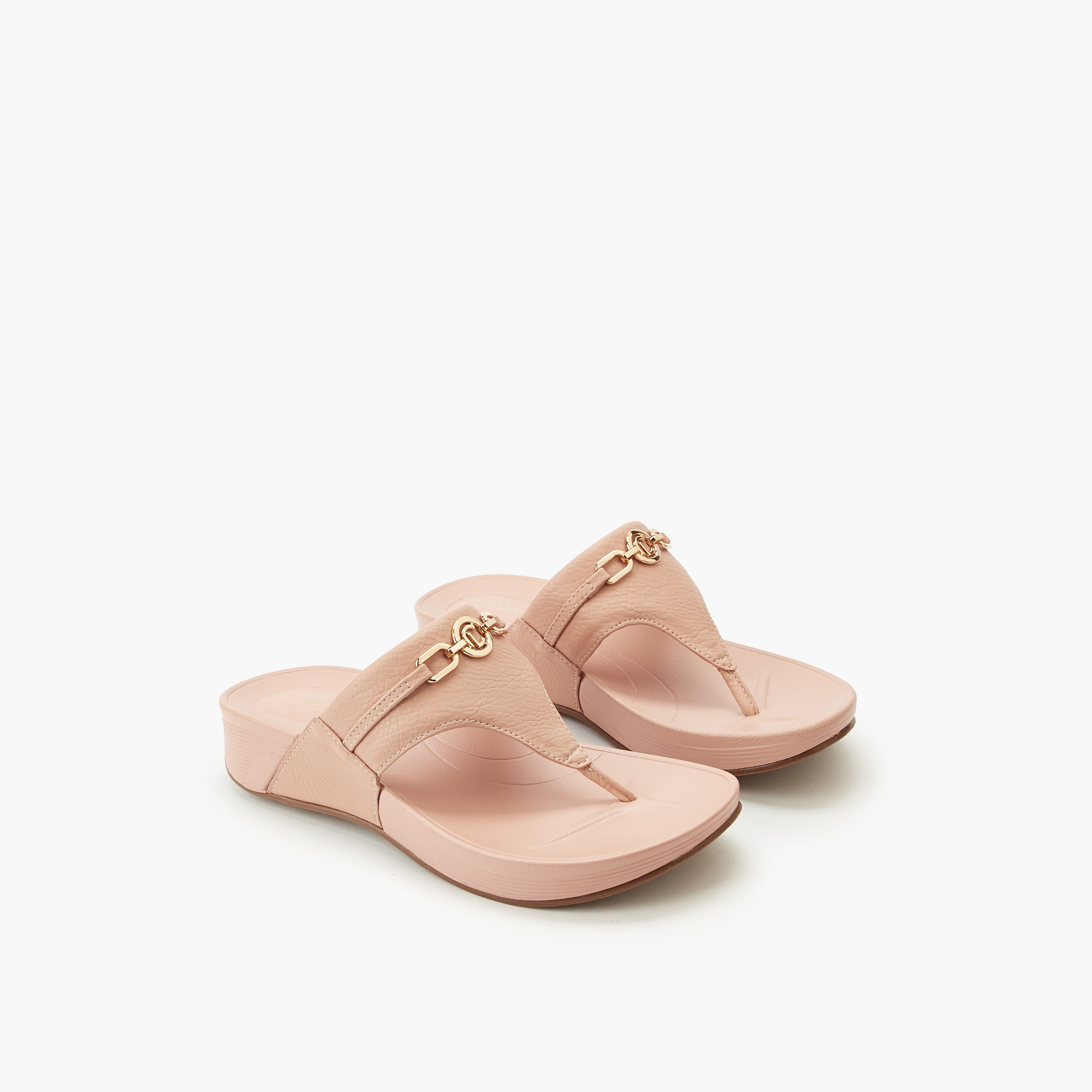 صندل بإصبع وتفاصيل سلسلة للنساء من لو كونفورت-women-shoes-sandals-flats-image-1