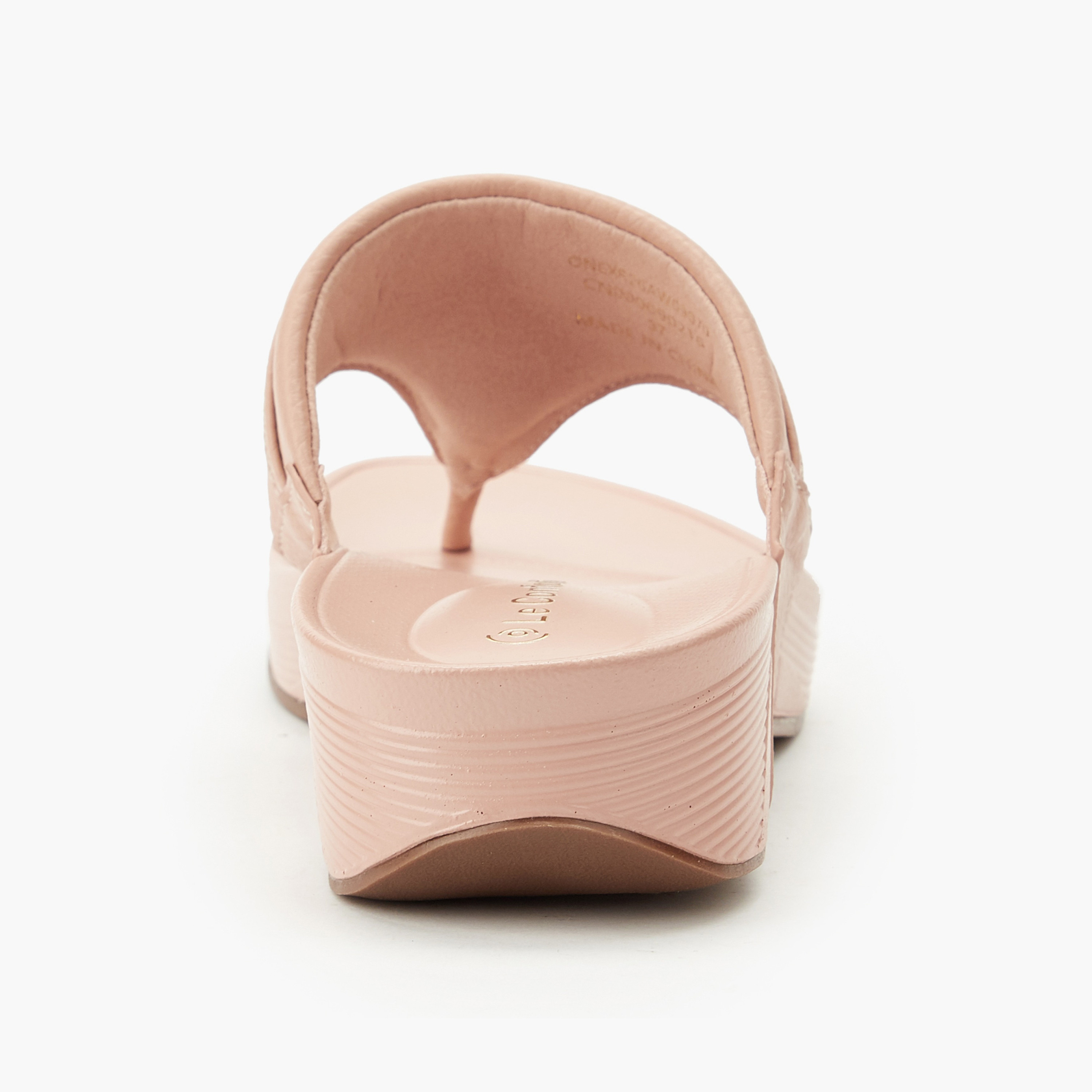 صندل بإصبع وتفاصيل سلسلة للنساء من لو كونفورت-women-shoes-sandals-flats-image-5