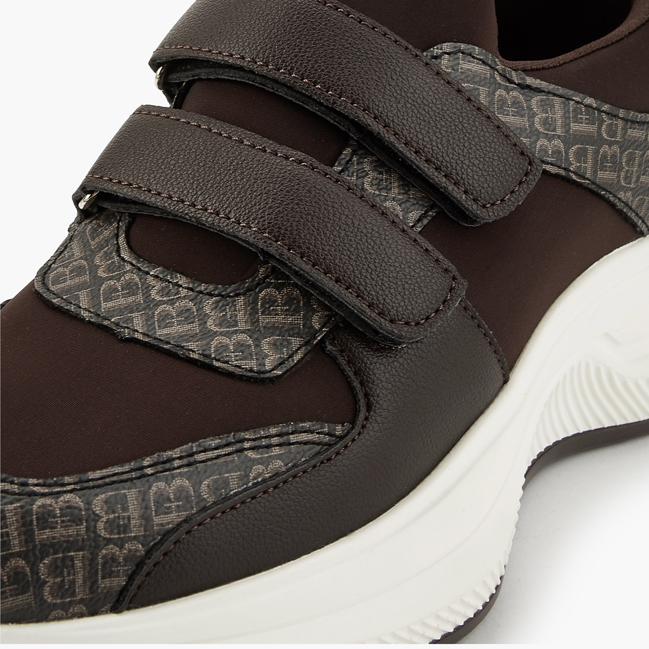 حذاء سنيكرز بشريط إغلاق لاصق وطبعات مونوجرام من فلورا بيلا-women-shoes-sneakers-image-4