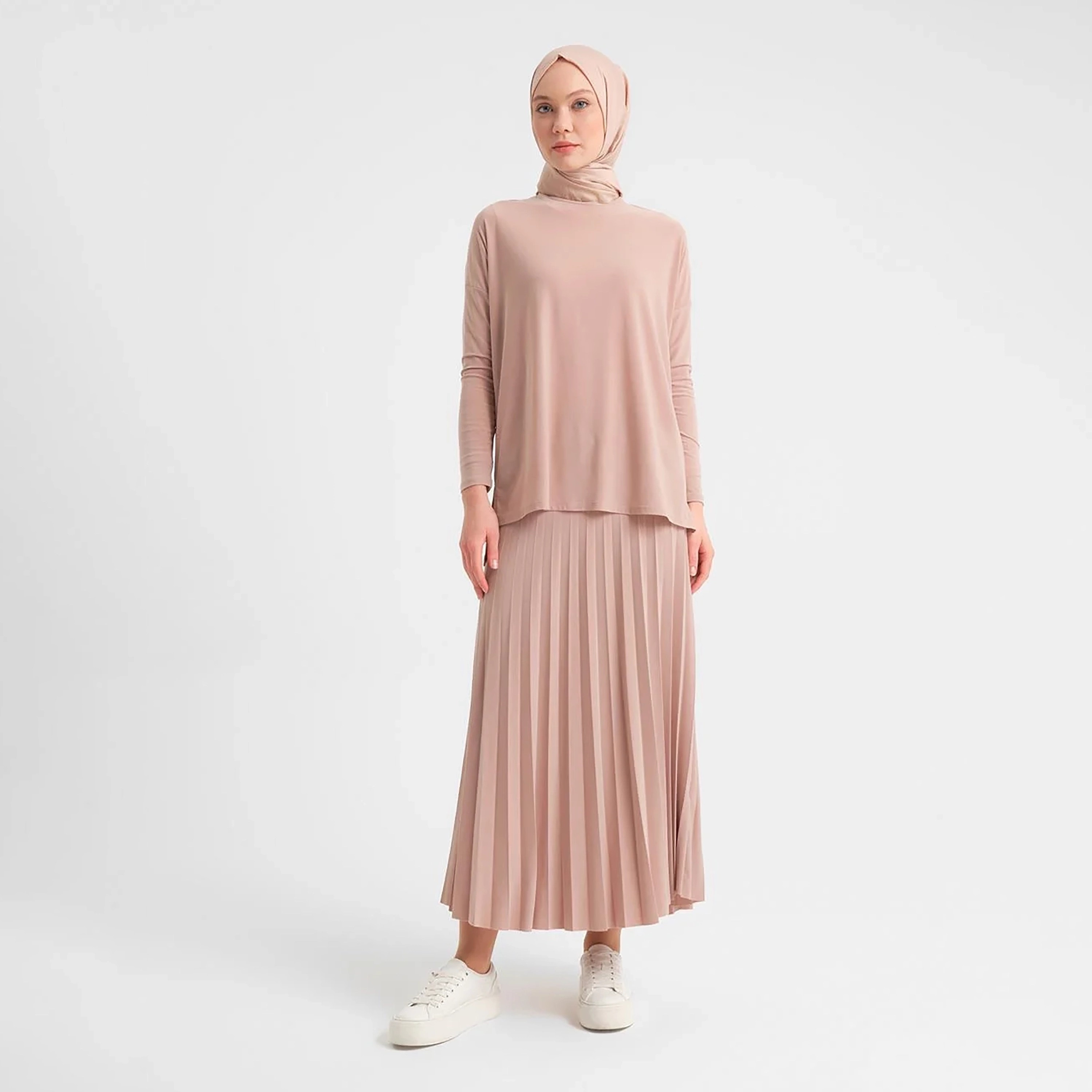 مجموعة من قطعتين من بلوزة Armine النسائية ذات الرقبة الدائرية ذات الطيات وتنورة طويلة-women-clothing-coordsets-image-5