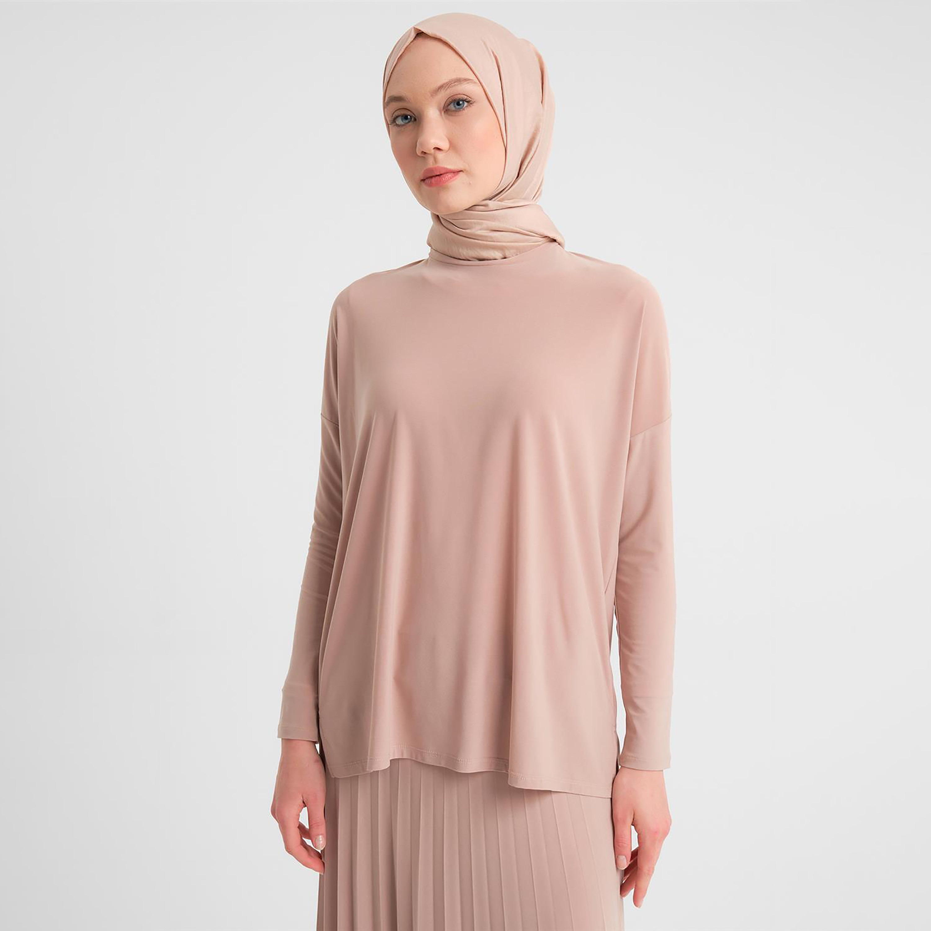 مجموعة من قطعتين من بلوزة Armine النسائية ذات الرقبة الدائرية ذات الطيات وتنورة طويلة-women-clothing-coordsets-image-6