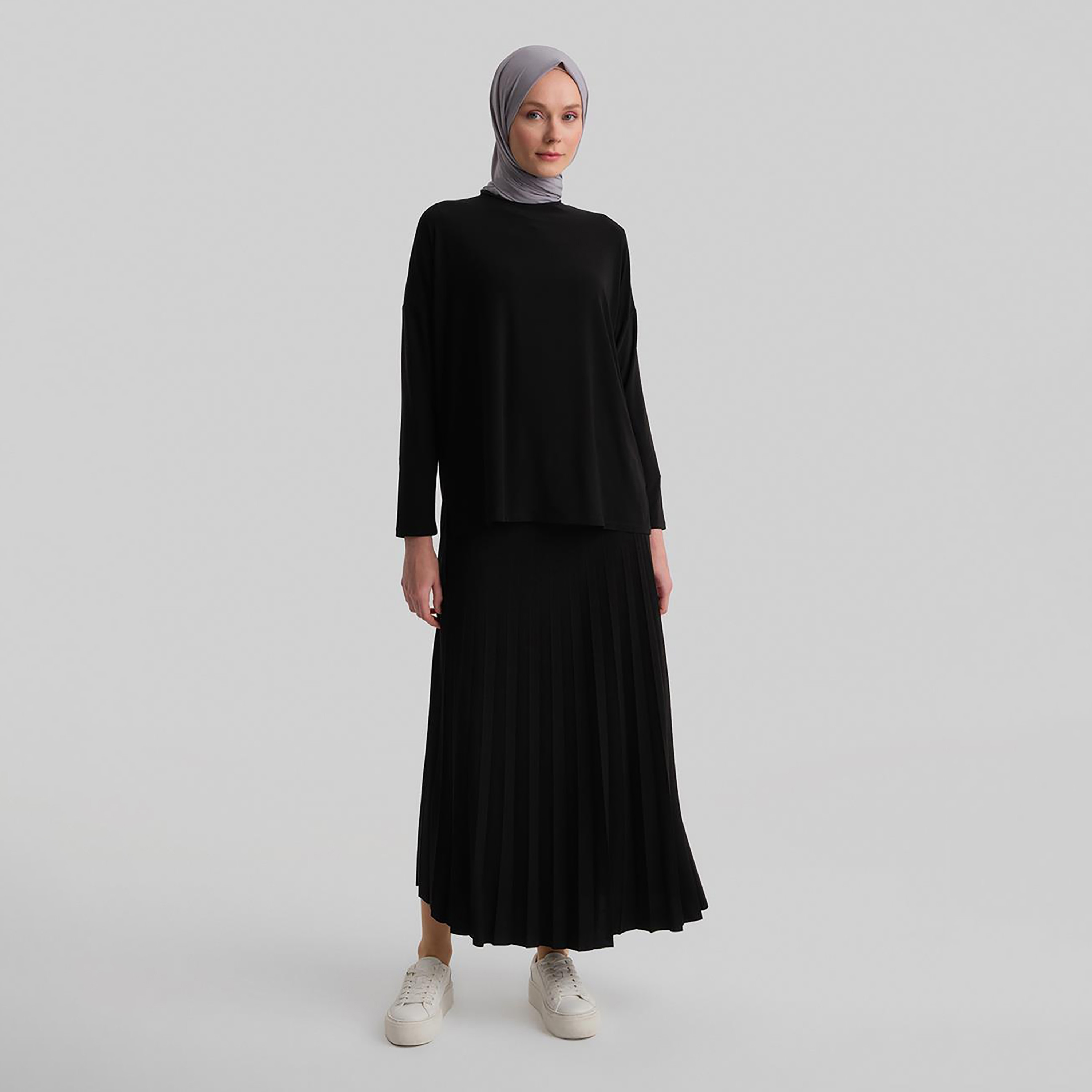 مجموعة من قطعتين من بلوزة Armine النسائية ذات الرقبة الدائرية ذات الطيات وتنورة طويلة-women-clothing-coordsets-image-29