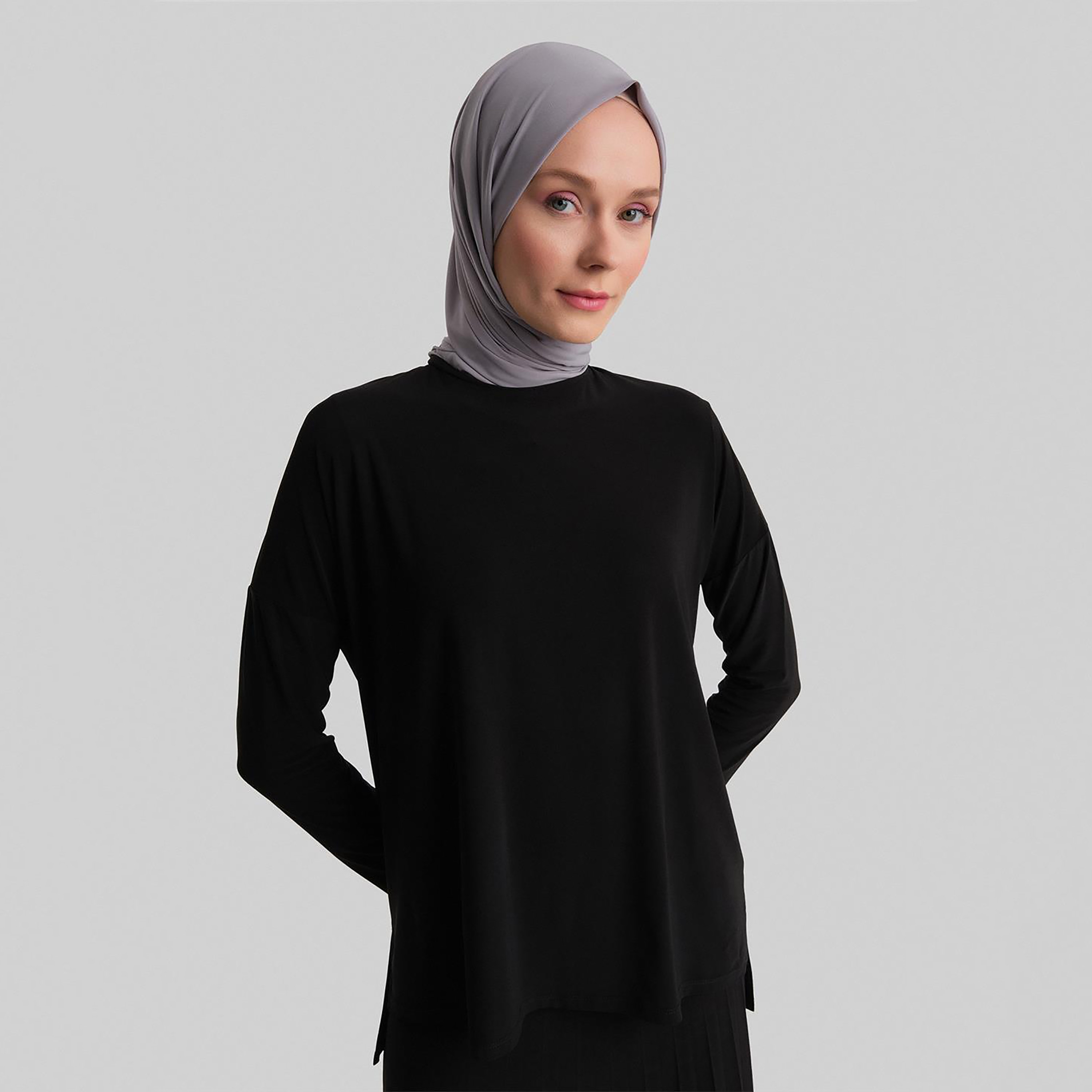 مجموعة من قطعتين من بلوزة Armine النسائية ذات الرقبة الدائرية ذات الطيات وتنورة طويلة-women-clothing-coordsets-image-30