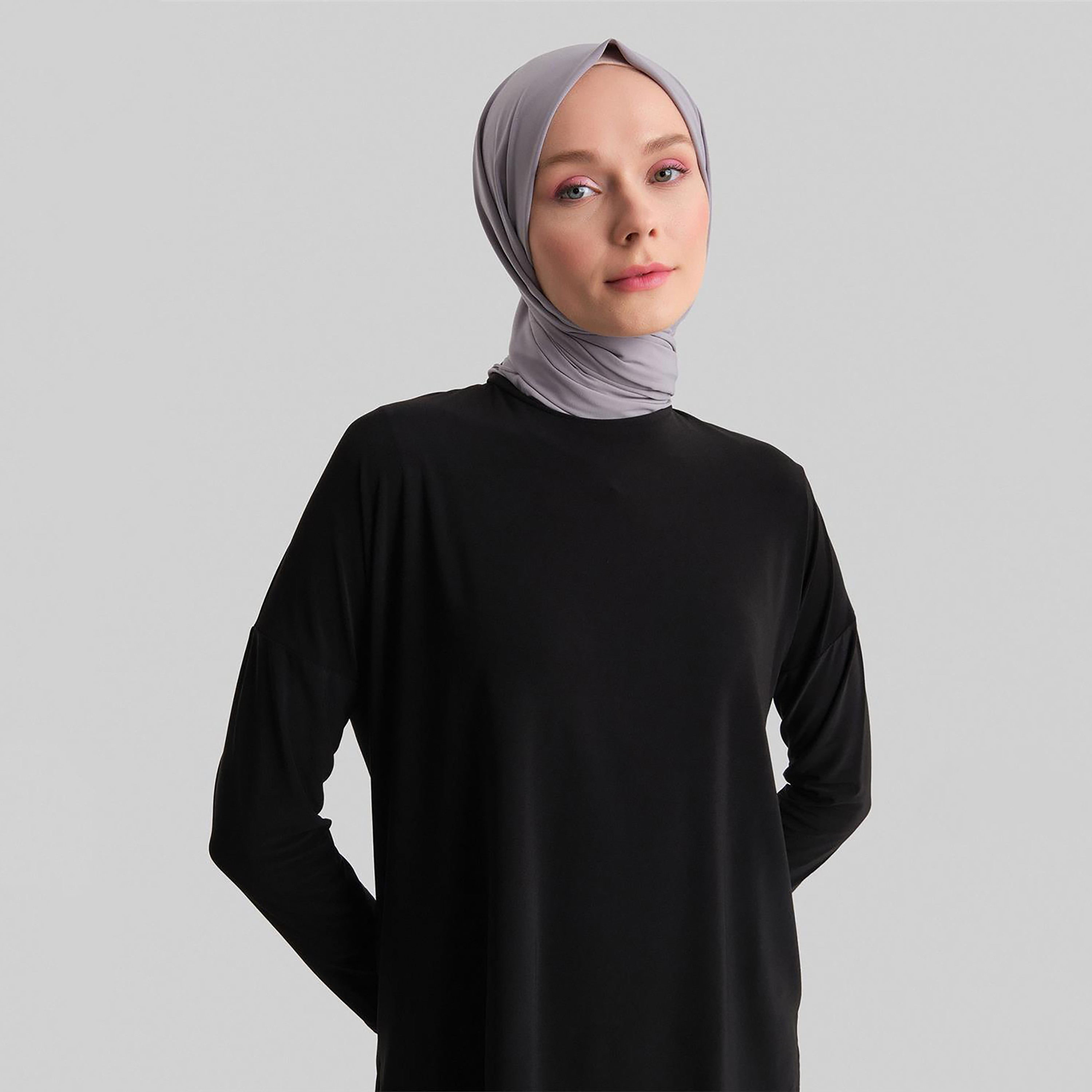 مجموعة من قطعتين من بلوزة Armine النسائية ذات الرقبة الدائرية ذات الطيات وتنورة طويلة-women-clothing-coordsets-image-32
