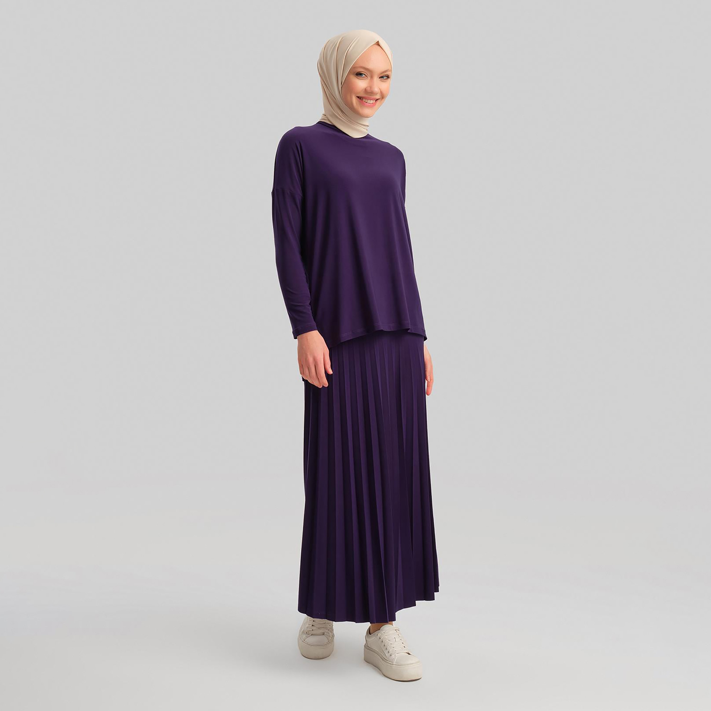 مجموعة من قطعتين من بلوزة Armine النسائية ذات الرقبة الدائرية ذات الطيات وتنورة طويلة-women-clothing-coordsets-image-25