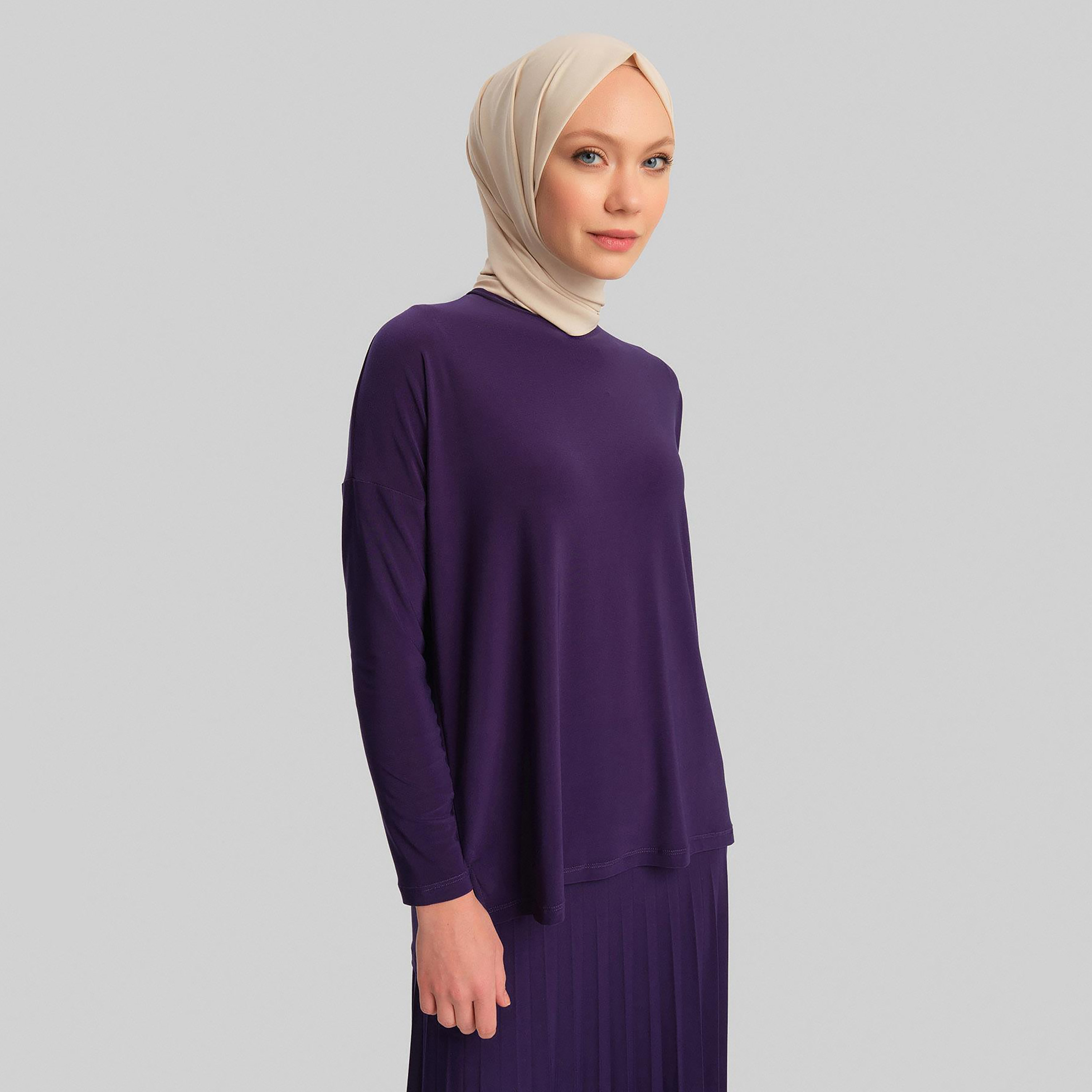 مجموعة من قطعتين من بلوزة Armine النسائية ذات الرقبة الدائرية ذات الطيات وتنورة طويلة-women-clothing-coordsets-image-26