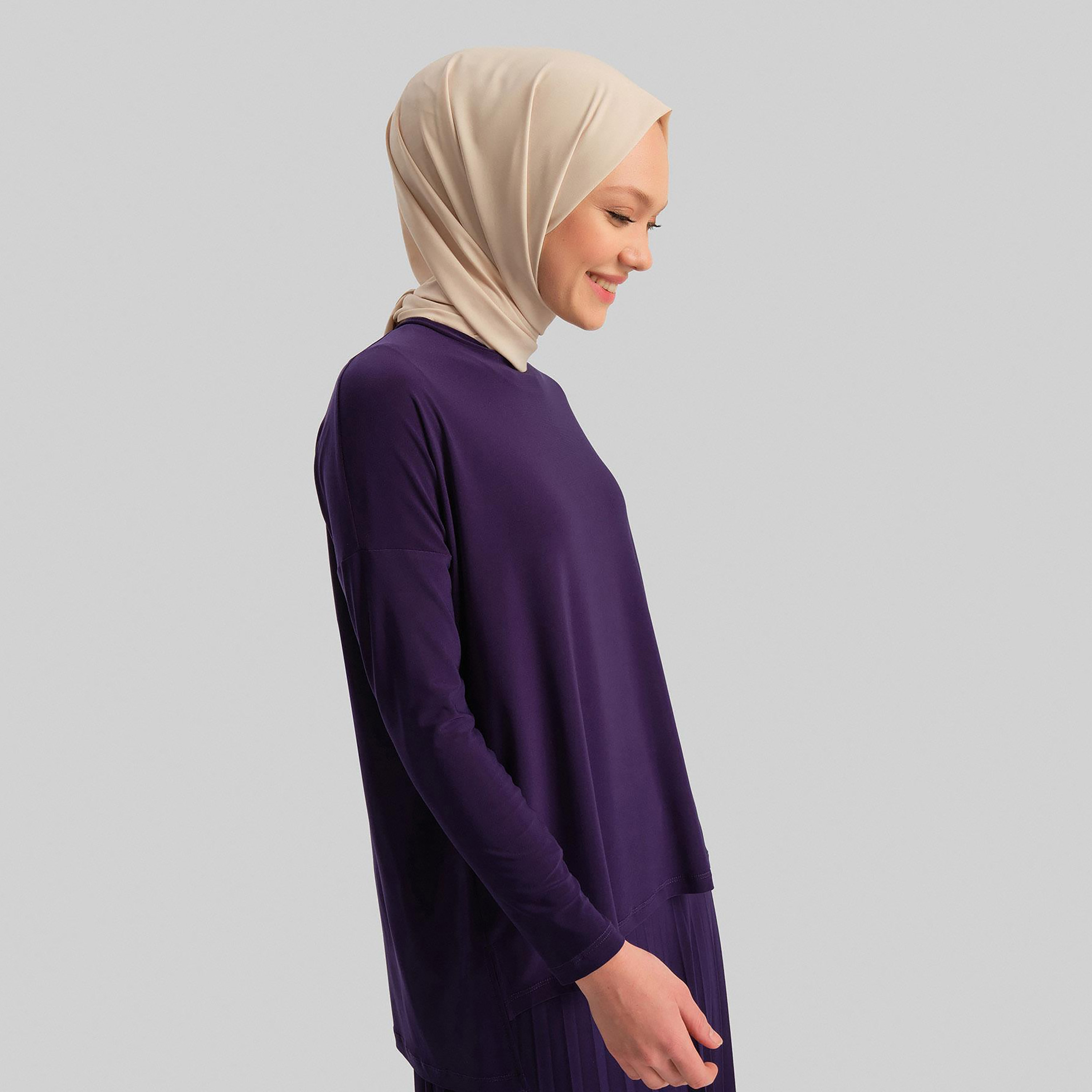 مجموعة من قطعتين من بلوزة Armine النسائية ذات الرقبة الدائرية ذات الطيات وتنورة طويلة-women-clothing-coordsets-image-27