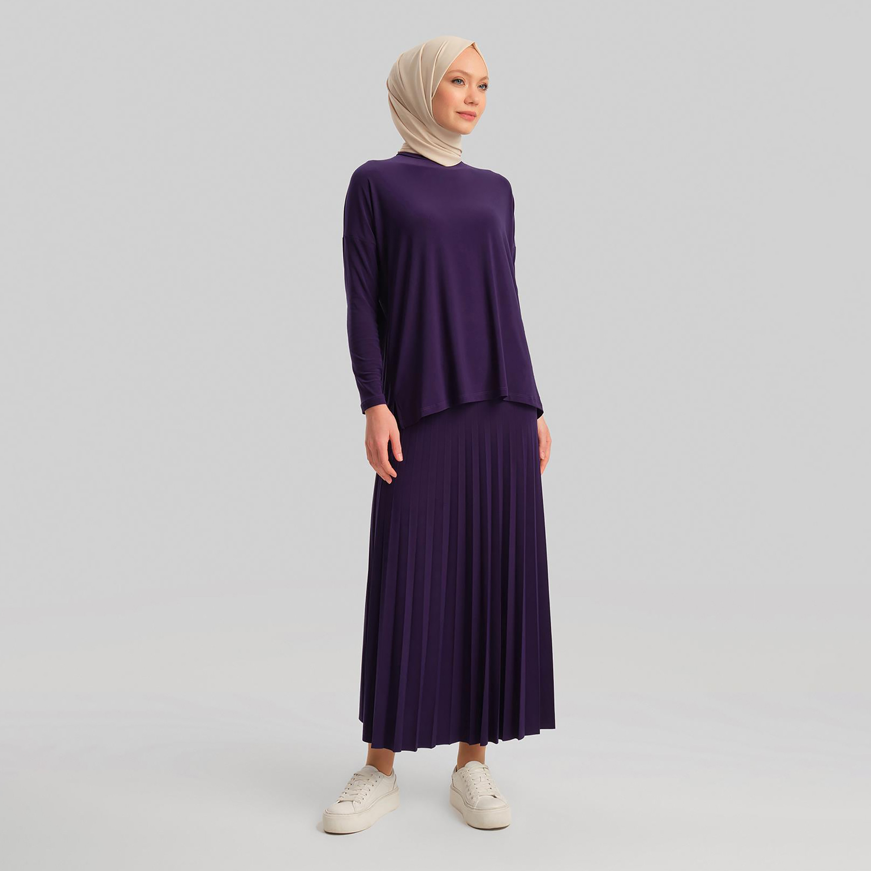 مجموعة من قطعتين من بلوزة Armine النسائية ذات الرقبة الدائرية ذات الطيات وتنورة طويلة-women-clothing-coordsets-image-28