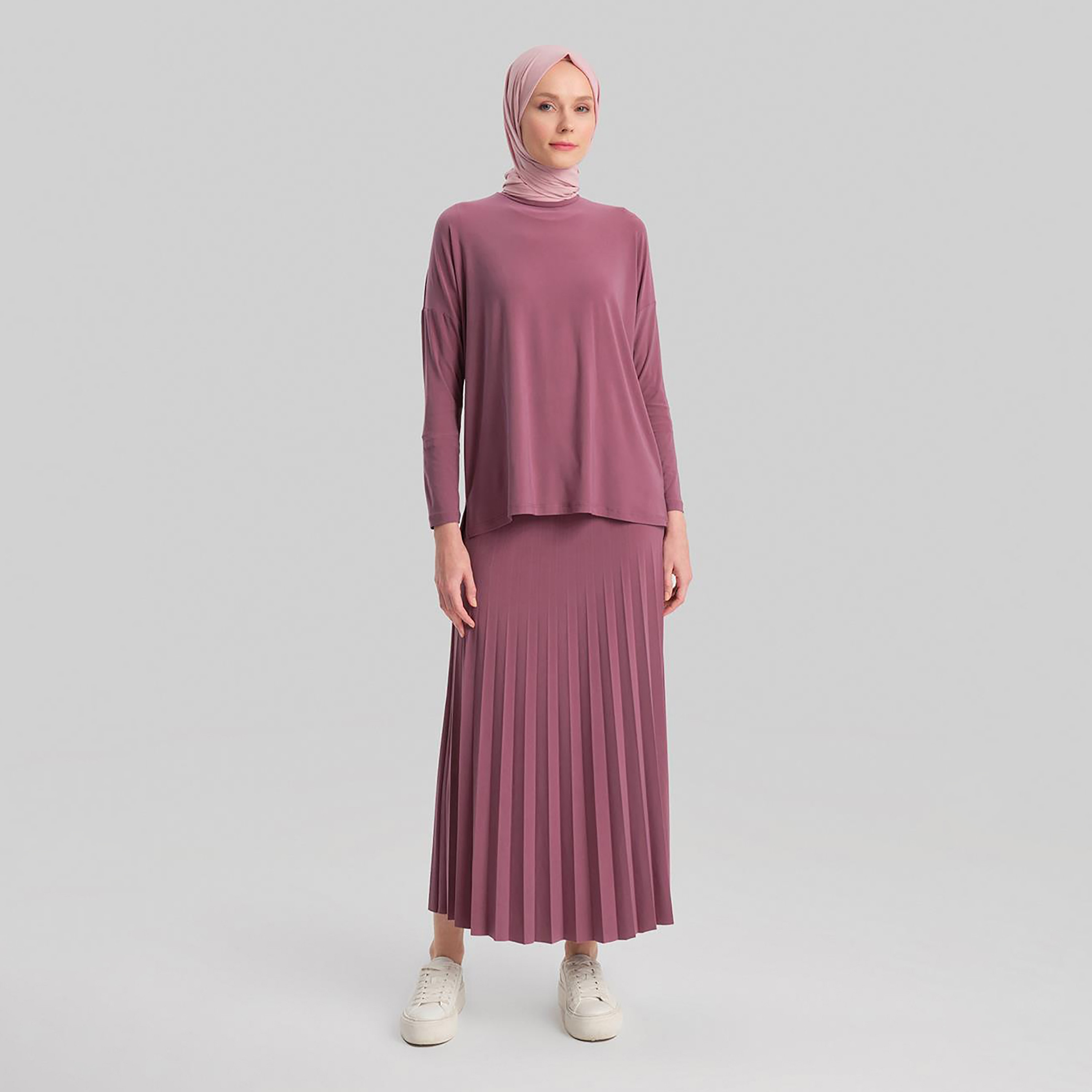 مجموعة من قطعتين من بلوزة Armine النسائية ذات الرقبة الدائرية ذات الطيات وتنورة طويلة-women-clothing-coordsets-image-17
