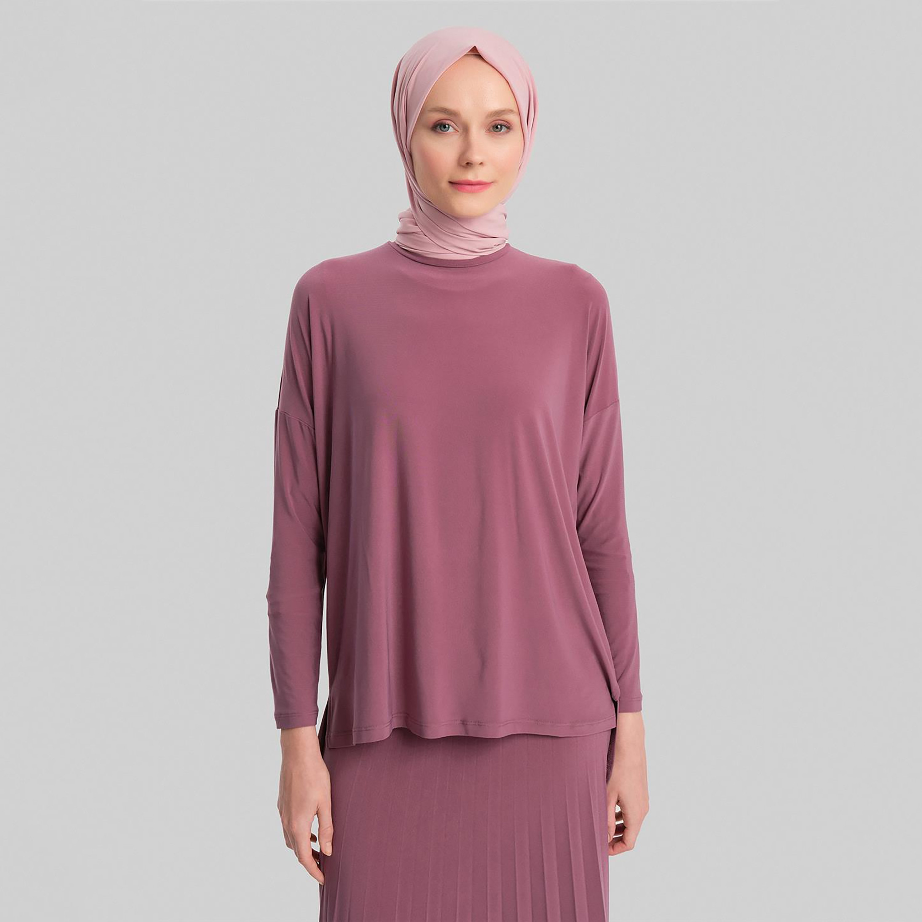 مجموعة من قطعتين من بلوزة Armine النسائية ذات الرقبة الدائرية ذات الطيات وتنورة طويلة-women-clothing-coordsets-image-18